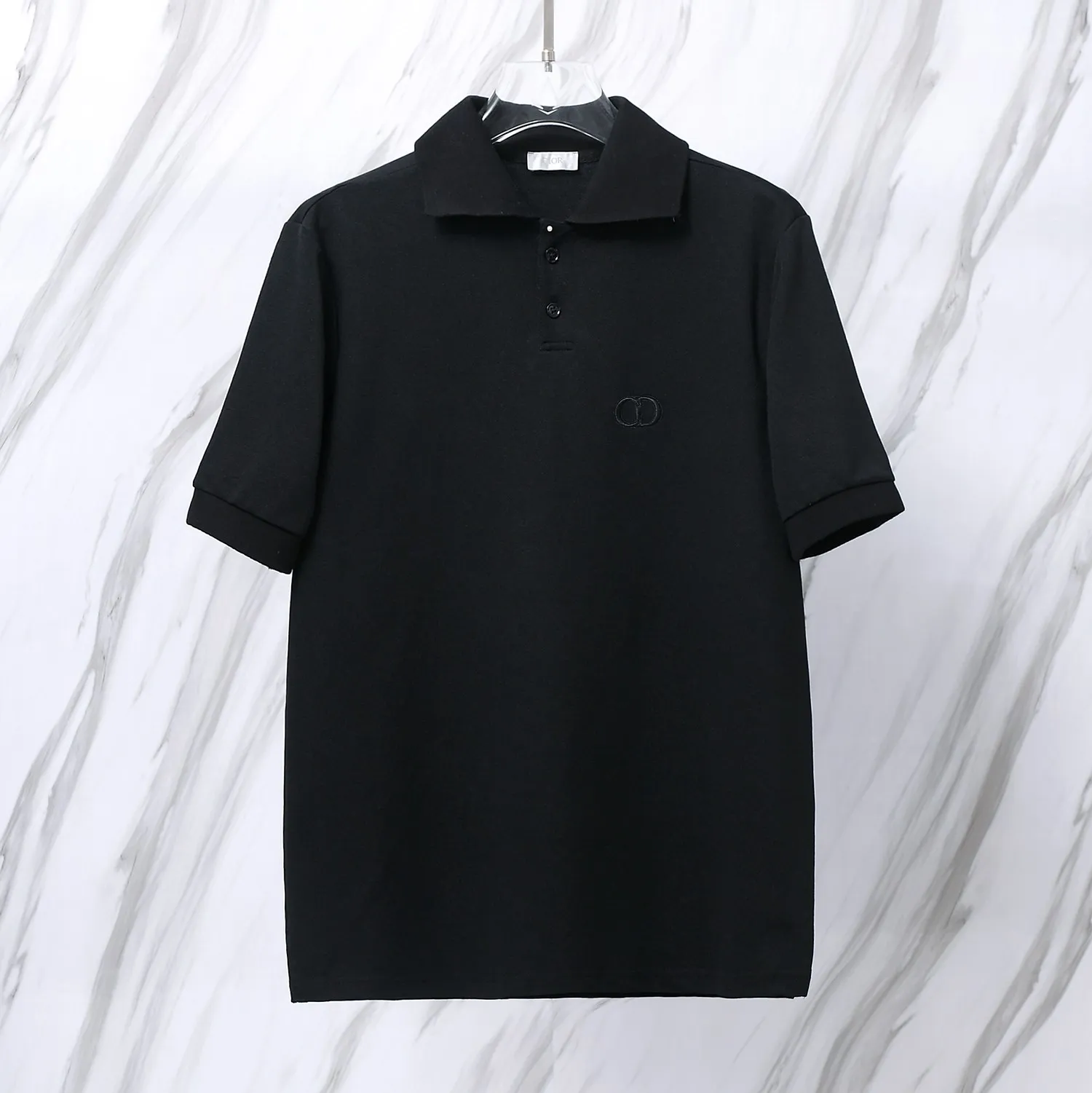 🅿️190 Item No. D42 (Dior CD letter embroidered logo classic POLO shirt) Dior Dior 24ss new CD letter embroidered logo lapel Polo shirt short-sleeved T-shirt. The counter restores the top-quality replicas for men and women. The own factory style is very good, business commuting, classic POLO lapel design, classic small logo embroidery design on the chest highlights personality, making the entire line smoother, the most classic evergreen small logo design Exquisite embroidered logo design on the chest, pure cotton texture that is skin-friendly and comfortable. Suitable for both business and leisure. The piqué cotton fabric is more breathable and dry than ordinary knitted fabrics. 3D three-dimensional tailoring technology, the upper body is three-dimensional. The embroidery on the chest is full of details, and the embroidery with thousands of needles is three-dimensional and full. It is made of 240 grams of pure cotton piqué cotton fabric and customized buttons. Top quality product. Color: Black Size: S/M/L/XL