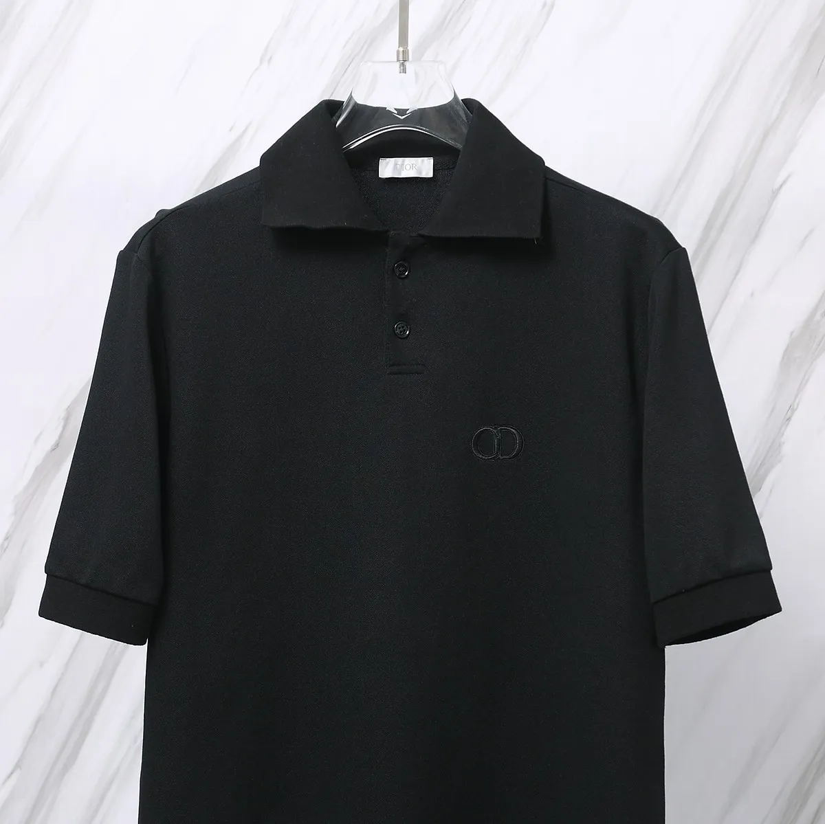 🅿️190 Item No. D42 (Dior CD letter embroidered logo classic POLO shirt) Dior Dior 24ss new CD letter embroidered logo lapel Polo shirt short-sleeved T-shirt. The counter restores the top-quality replicas for men and women. The own factory style is very good, business commuting, classic POLO lapel design, classic small logo embroidery design on the chest highlights personality, making the entire line smoother, the most classic evergreen small logo design Exquisite embroidered logo design on the chest, pure cotton texture that is skin-friendly and comfortable. Suitable for both business and leisure. The piqué cotton fabric is more breathable and dry than ordinary knitted fabrics. 3D three-dimensional tailoring technology, the upper body is three-dimensional. The embroidery on the chest is full of details, and the embroidery with thousands of needles is three-dimensional and full. It is made of 240 grams of pure cotton piqué cotton fabric and customized buttons. Top quality product. Color: Black Size: S/M/L/XL