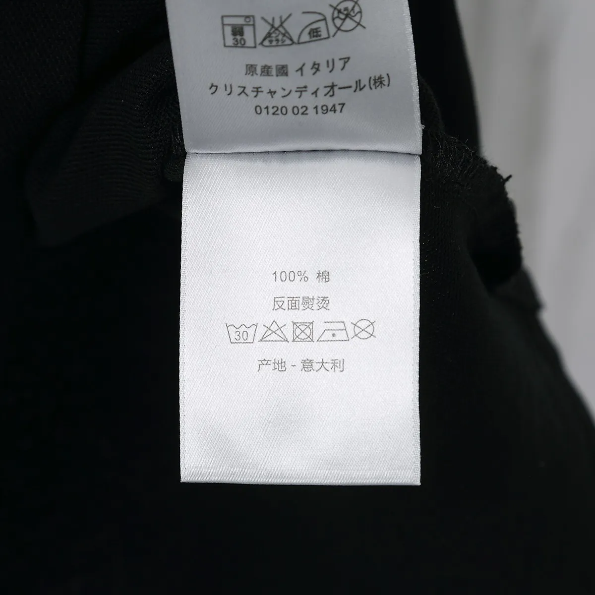 🅿️190 Item No. D42 (Dior CD letter embroidered logo classic POLO shirt) Dior Dior 24ss new CD letter embroidered logo lapel Polo shirt short-sleeved T-shirt. The counter restores the top-quality replicas for men and women. The own factory style is very good, business commuting, classic POLO lapel design, classic small logo embroidery design on the chest highlights personality, making the entire line smoother, the most classic evergreen small logo design Exquisite embroidered logo design on the chest, pure cotton texture that is skin-friendly and comfortable. Suitable for both business and leisure. The piqué cotton fabric is more breathable and dry than ordinary knitted fabrics. 3D three-dimensional tailoring technology, the upper body is three-dimensional. The embroidery on the chest is full of details, and the embroidery with thousands of needles is three-dimensional and full. It is made of 240 grams of pure cotton piqué cotton fabric and customized buttons. Top quality product. Color: Black Size: S/M/L/XL