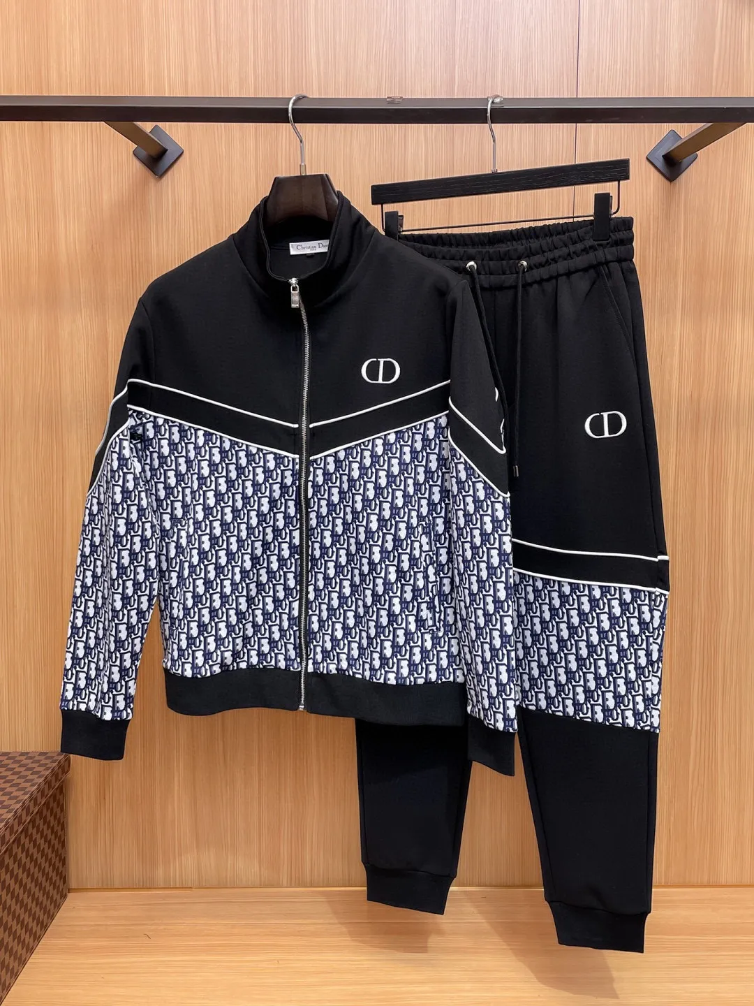 🅿️720 [DIOR Dior] Hot-selling suit is coming. Focus on the original version of the official website. 2025 new hot-selling cardigan and sweatshirt suit. The original order is the best 🇭🇰. It is the meticulous work of top designers for a fitting and perfect upper body effect. All-natural high-quality Tencel Roman cotton 100%, close-fitting comfort, noble and elegant! Original hardware embodies elegance and nobility! Counter size: M-3XL (maximum wear up to 190 pounds)