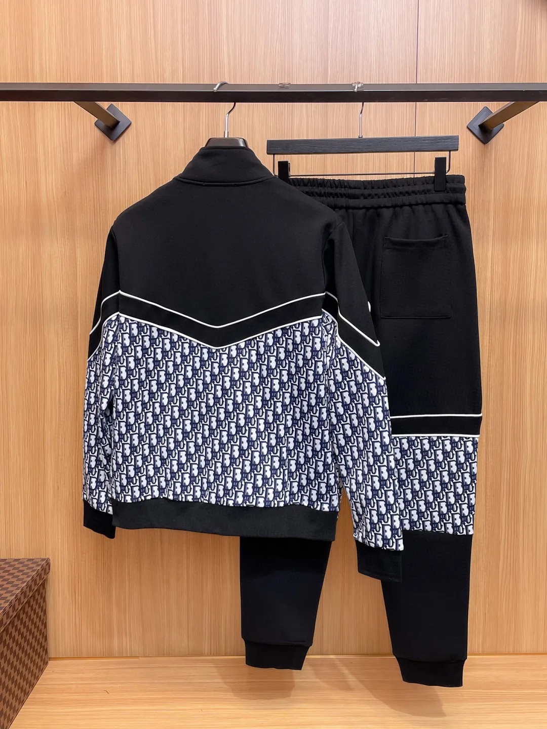 🅿️720 [DIOR Dior] Hot-selling suit is coming. Focus on the original version of the official website. 2025 new hot-selling cardigan and sweatshirt suit. The original order is the best 🇭🇰. It is the meticulous work of top designers for a fitting and perfect upper body effect. All-natural high-quality Tencel Roman cotton 100%, close-fitting comfort, noble and elegant! Original hardware embodies elegance and nobility! Counter size: M-3XL (maximum wear up to 190 pounds)