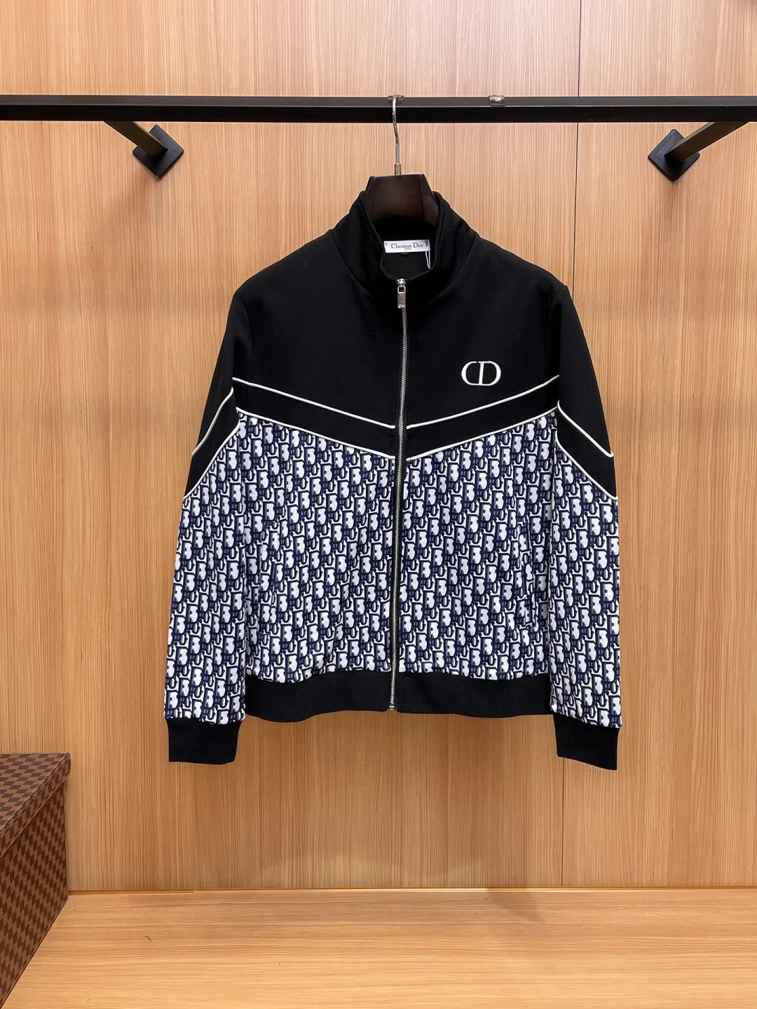 🅿️720 [DIOR Dior] Hot-selling suit is coming. Focus on the original version of the official website. 2025 new hot-selling cardigan and sweatshirt suit. The original order is the best 🇭🇰. It is the meticulous work of top designers for a fitting and perfect upper body effect. All-natural high-quality Tencel Roman cotton 100%, close-fitting comfort, noble and elegant! Original hardware embodies elegance and nobility! Counter size: M-3XL (maximum wear up to 190 pounds)