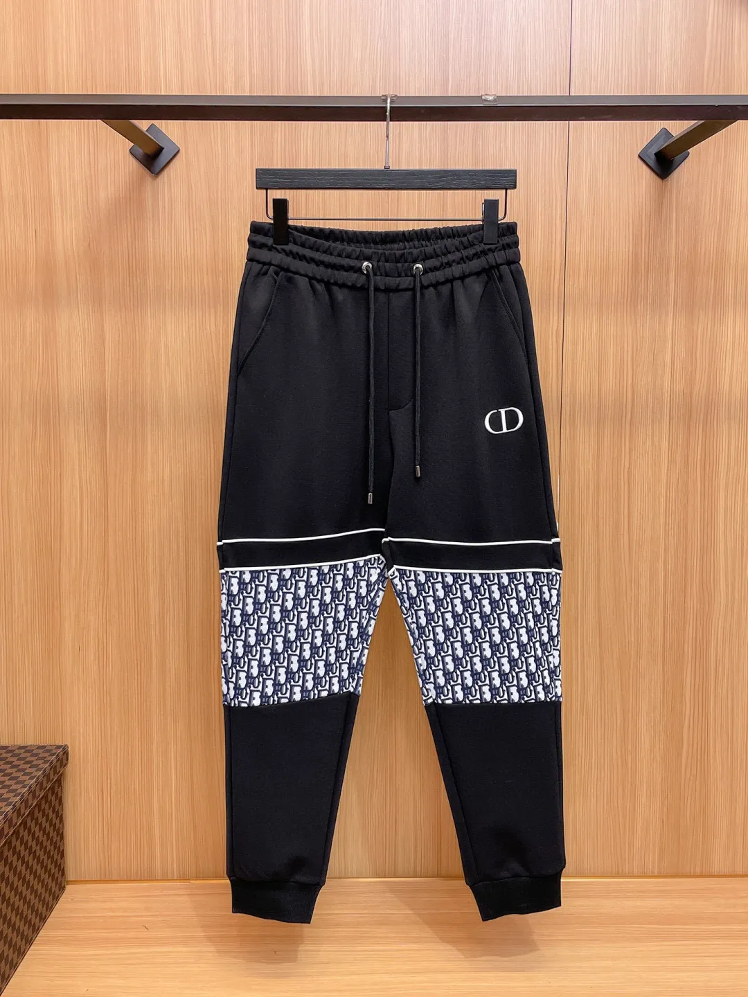 🅿️720 [DIOR Dior] Hot-selling suit is coming. Focus on the original version of the official website. 2025 new hot-selling cardigan and sweatshirt suit. The original order is the best 🇭🇰. It is the meticulous work of top designers for a fitting and perfect upper body effect. All-natural high-quality Tencel Roman cotton 100%, close-fitting comfort, noble and elegant! Original hardware embodies elegance and nobility! Counter size: M-3XL (maximum wear up to 190 pounds)