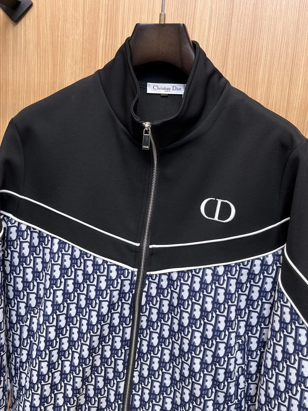🅿️720 [DIOR Dior] Hot-selling suit is coming. Focus on the original version of the official website. 2025 new hot-selling cardigan and sweatshirt suit. The original order is the best 🇭🇰. It is the meticulous work of top designers for a fitting and perfect upper body effect. All-natural high-quality Tencel Roman cotton 100%, close-fitting comfort, noble and elegant! Original hardware embodies elegance and nobility! Counter size: M-3XL (maximum wear up to 190 pounds)