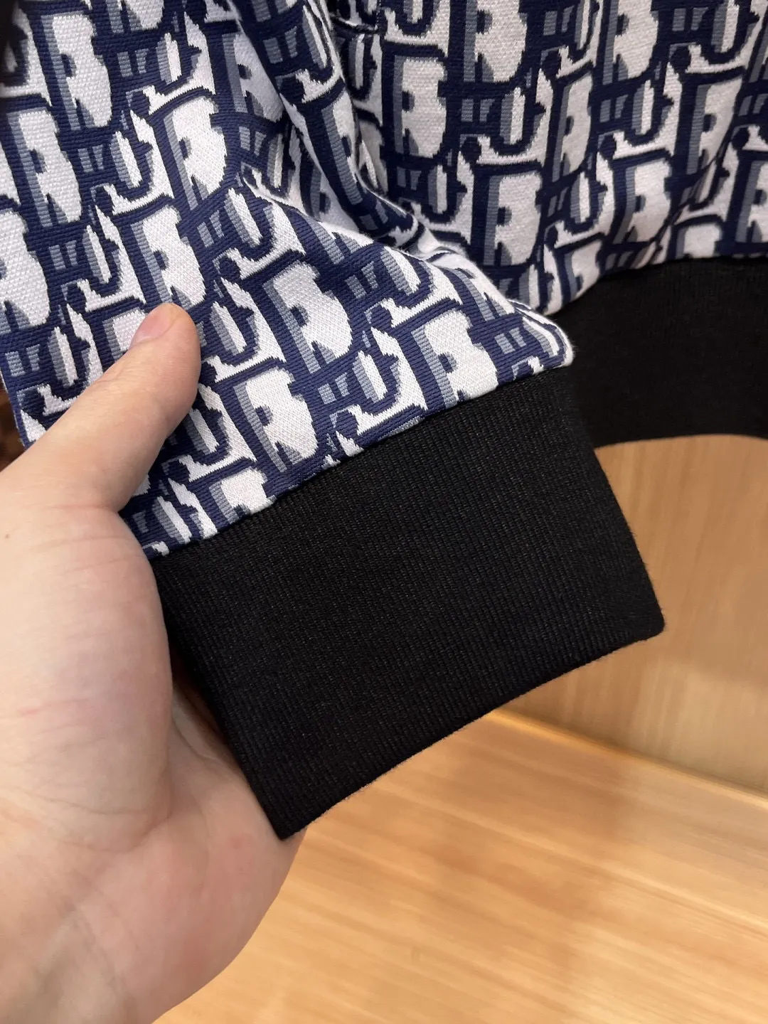 🅿️720 [DIOR Dior] Hot-selling suit is coming. Focus on the original version of the official website. 2025 new hot-selling cardigan and sweatshirt suit. The original order is the best 🇭🇰. It is the meticulous work of top designers for a fitting and perfect upper body effect. All-natural high-quality Tencel Roman cotton 100%, close-fitting comfort, noble and elegant! Original hardware embodies elegance and nobility! Counter size: M-3XL (maximum wear up to 190 pounds)