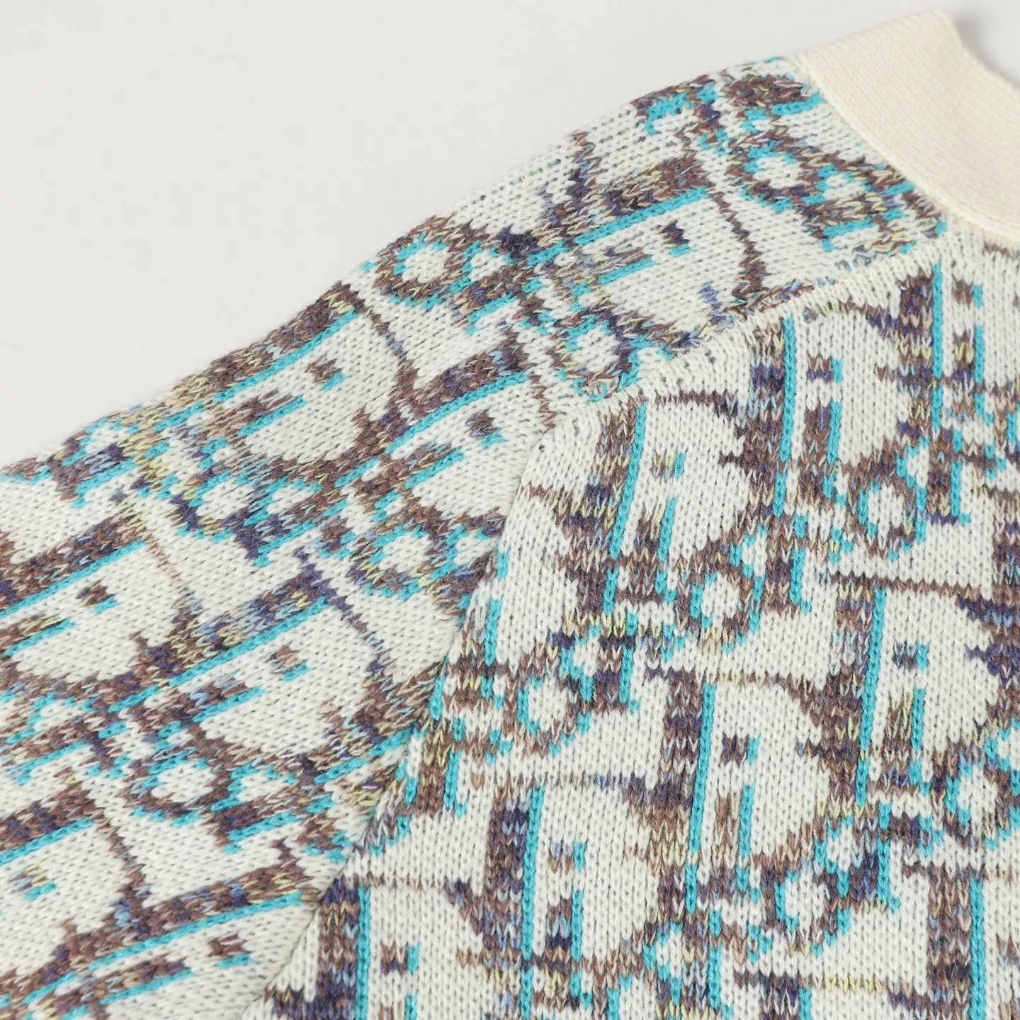 🅿️610 Dior/Dior presbyopic all-over printed wool cardigan is made of 55 wool blended materials, 55% wool and 45% cotton. The weaving method uses 10-count medium-thick and fine grain. It is woven on an imported wool loom. The sweater reinterprets Dior's classic Oblique print pattern. Crafted from sheep wool jacquard with ribbed details for a classic silhouette. Can be paired with a variety of outfits to show off your personality. size: S M L XL