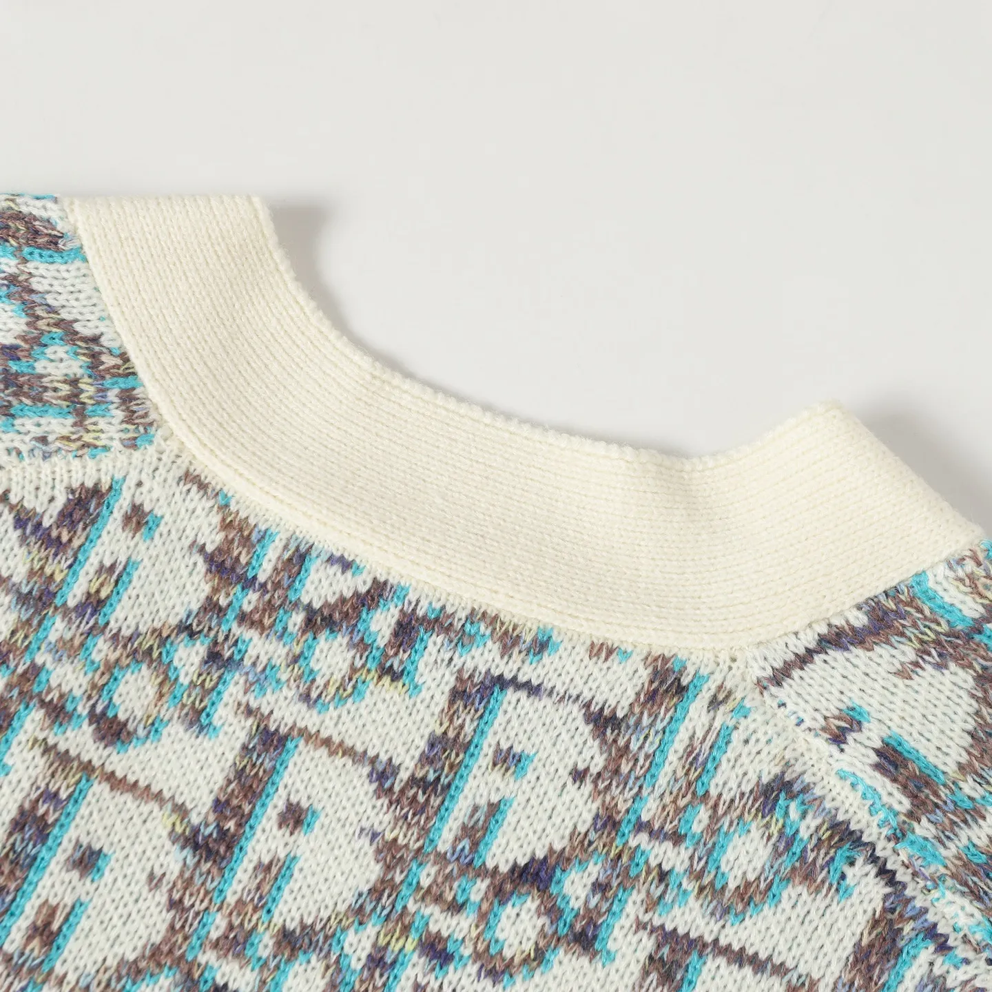 🅿️610 Dior/Dior presbyopic all-over printed wool cardigan is made of 55 wool blended materials, 55% wool and 45% cotton. The weaving method uses 10-count medium-thick and fine grain. It is woven on an imported wool loom. The sweater reinterprets Dior's classic Oblique print pattern. Crafted from sheep wool jacquard with ribbed details for a classic silhouette. Can be paired with a variety of outfits to show off your personality. size: S M L XL
