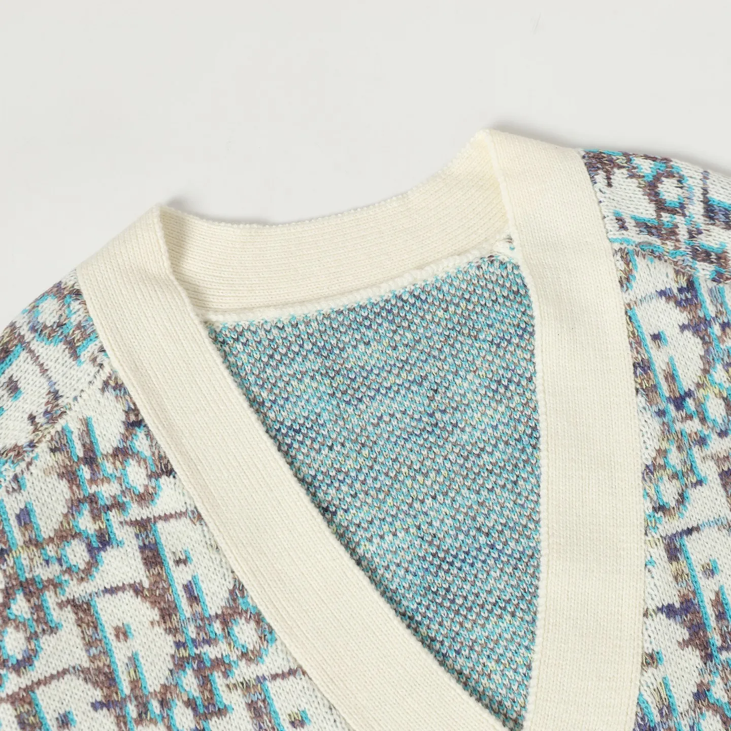 🅿️610 Dior/Dior presbyopic all-over printed wool cardigan is made of 55 wool blended materials, 55% wool and 45% cotton. The weaving method uses 10-count medium-thick and fine grain. It is woven on an imported wool loom. The sweater reinterprets Dior's classic Oblique print pattern. Crafted from sheep wool jacquard with ribbed details for a classic silhouette. Can be paired with a variety of outfits to show off your personality. size: S M L XL