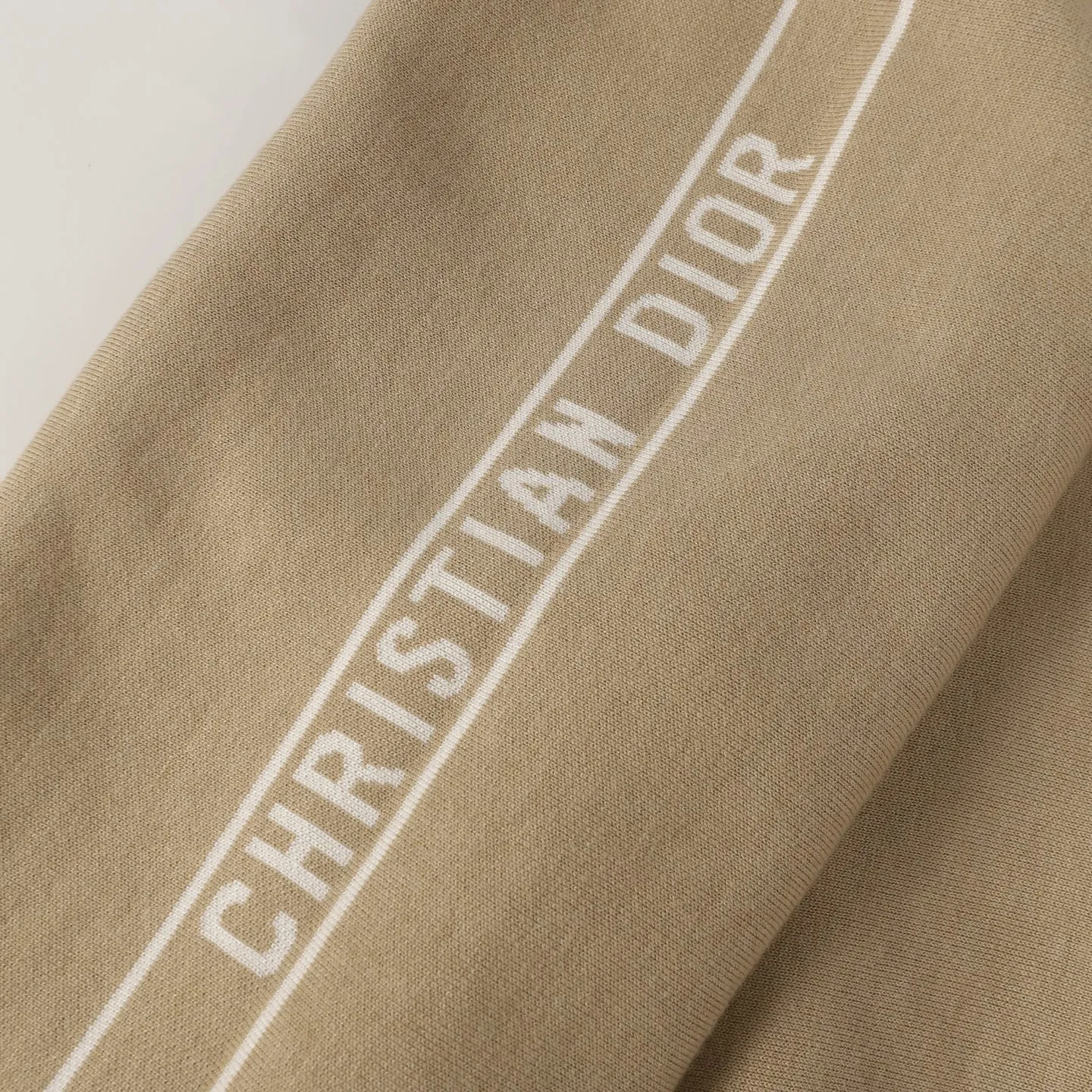 🅿️490 [High Quality] CD 25FW presbyopic reversible cashmere trousers (khaki) The fabric is made of imported cashmere yarn double-sided jacquard fabric and can be worn on both sides. The fabric uses monogram jacquard double weaving technology to present the brand's iconic presbyopia pattern, which combines luxurious texture with practical functions. Swiss machine embroidery stitching technology ensures every detail is exquisite and perfect, and the stitches are even and delicate. The classic straight-leg design subtly modifies the leg lines, making the upper body slim and elegant. Double-sided jacquard technology keeps both sides of the fabric flat and crisp, making it comfortable and layered. Selected high-quality cashmere yarn brings a soft and skin-friendly touch experience while having good warmth retention and breathability. The overall craftsmanship is exquisite, and high-end quality is reflected from fabric weaving to finished product sewing. It is an exquisite item that is both fashionable and practical. Size:S/M/L