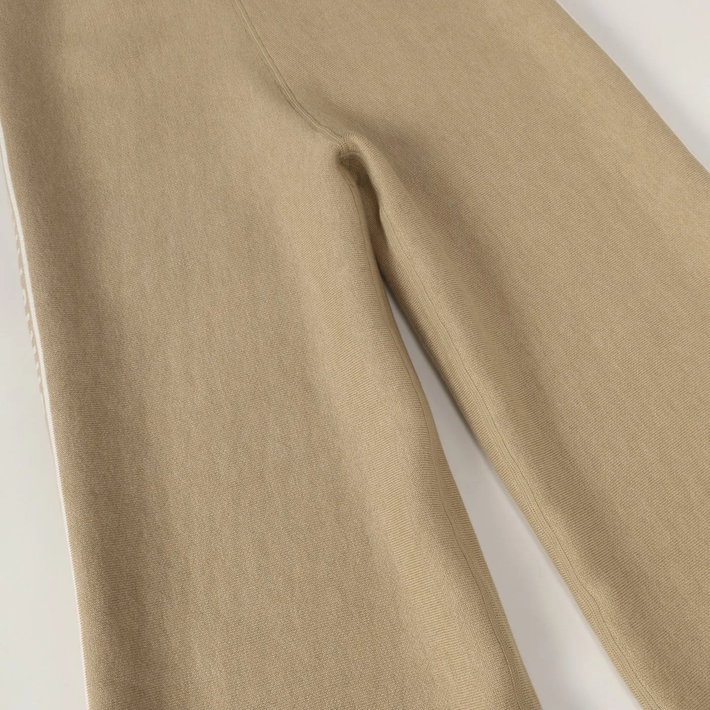 🅿️490 [High Quality] CD 25FW presbyopic reversible cashmere trousers (khaki) The fabric is made of imported cashmere yarn double-sided jacquard fabric and can be worn on both sides. The fabric uses monogram jacquard double weaving technology to present the brand's iconic presbyopia pattern, which combines luxurious texture with practical functions. Swiss machine embroidery stitching technology ensures every detail is exquisite and perfect, and the stitches are even and delicate. The classic straight-leg design subtly modifies the leg lines, making the upper body slim and elegant. Double-sided jacquard technology keeps both sides of the fabric flat and crisp, making it comfortable and layered. Selected high-quality cashmere yarn brings a soft and skin-friendly touch experience while having good warmth retention and breathability. The overall craftsmanship is exquisite, and high-end quality is reflected from fabric weaving to finished product sewing. It is an exquisite item that is both fashionable and practical. Size:S/M/L
