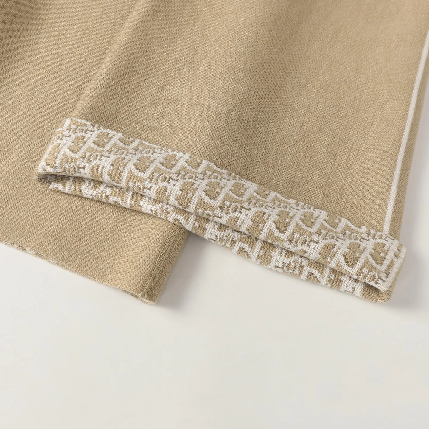 🅿️490 [High Quality] CD 25FW presbyopic reversible cashmere trousers (khaki) The fabric is made of imported cashmere yarn double-sided jacquard fabric and can be worn on both sides. The fabric uses monogram jacquard double weaving technology to present the brand's iconic presbyopia pattern, which combines luxurious texture with practical functions. Swiss machine embroidery stitching technology ensures every detail is exquisite and perfect, and the stitches are even and delicate. The classic straight-leg design subtly modifies the leg lines, making the upper body slim and elegant. Double-sided jacquard technology keeps both sides of the fabric flat and crisp, making it comfortable and layered. Selected high-quality cashmere yarn brings a soft and skin-friendly touch experience while having good warmth retention and breathability. The overall craftsmanship is exquisite, and high-end quality is reflected from fabric weaving to finished product sewing. It is an exquisite item that is both fashionable and practical. Size:S/M/L