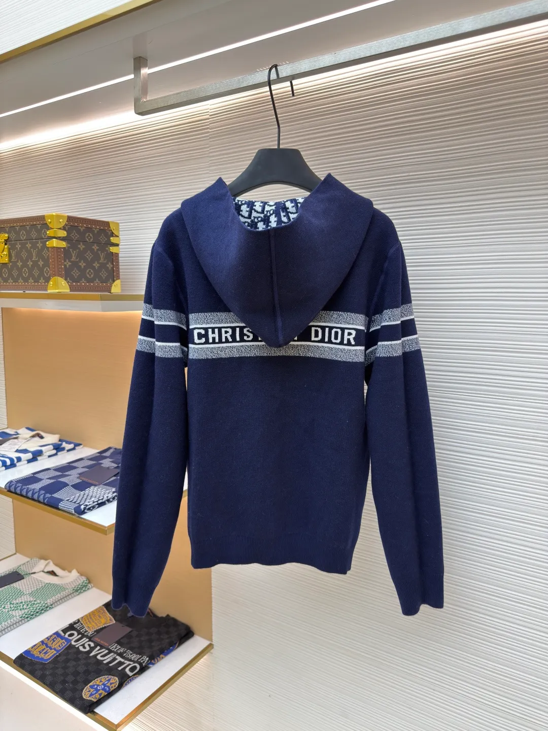 DIOR double-sided cashmere zipper jacket ●Item number: 1680433-B50 ●Fabric: cashmere fabric ●Technology: knitting ●Version: fitted version ●Weight: about 945 grams ●Size: S-M-L-XL-XXL ●Description: Made of high-weight cashmere, warm, soft and comfortable! Reversible knit sweater with navy blue on one side and signature Oblique print on the other for a classic reversible look. The double-sided zipper with custom molding can be matched at will and the classic is reproduced. The overall wiring is straight and delicate, the fabric is comfortable and soft, and the color is consistent without color difference. It can be matched with the same style to create a fashionable look and control various occasions. Customized accessories, complete with three standards, same style for men and women!