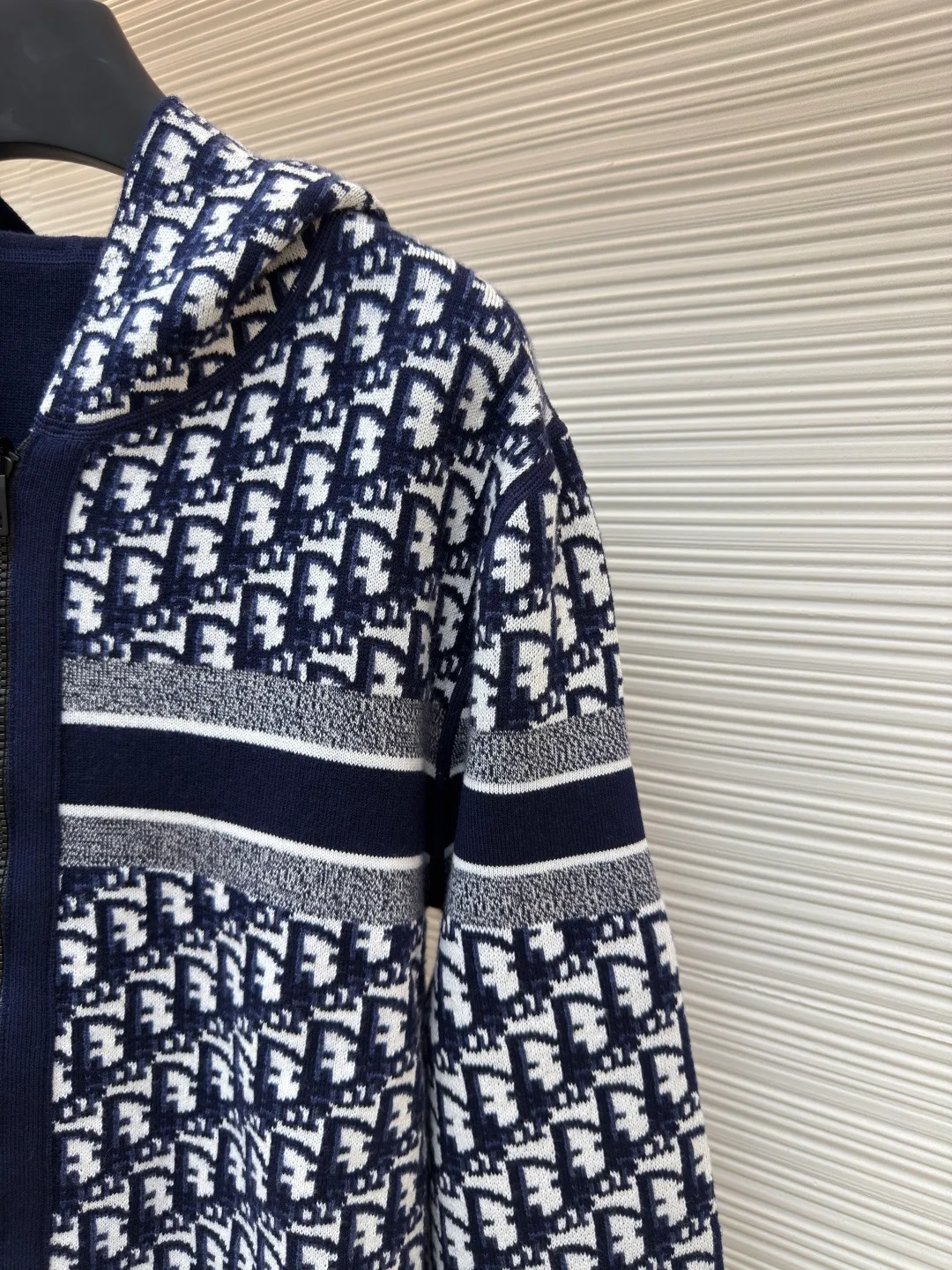 DIOR double-sided cashmere zipper jacket ●Item number: 1680433-B50 ●Fabric: cashmere fabric ●Technology: knitting ●Version: fitted version ●Weight: about 945 grams ●Size: S-M-L-XL-XXL ●Description: Made of high-weight cashmere, warm, soft and comfortable! Reversible knit sweater with navy blue on one side and signature Oblique print on the other for a classic reversible look. The double-sided zipper with custom molding can be matched at will and the classic is reproduced. The overall wiring is straight and delicate, the fabric is comfortable and soft, and the color is consistent without color difference. It can be matched with the same style to create a fashionable look and control various occasions. Customized accessories, complete with three standards, same style for men and women!