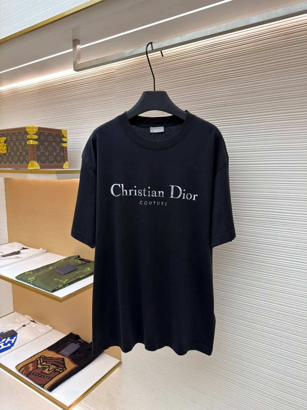 Dior letter logo printed short-sleeved T-shirt ●Authentic product: purchased and developed by 7309 ●Item number: 1680132-A05 ●Fabric: knitted fabric ●Technology: Printing production ●Version: Fitted version ●Weight: about 230 grams ●Size: XS-S-M-L ●Description: Customized black cotton jersey fabric, made in Italy, printed with Christian Dior Couture letter logo on the front panel, customized signature rib collar, cuffs The hem is double-layered and has ultra-high-density wiring, making it truly a 1:1 copy that can be viewed with eyes closed. The overall wiring is straight and delicate, the fabric is comfortable and soft, and the color is consistent without color difference. It can be matched with the same style to create a fashionable look and control various occasions. Customized accessories, complete with three standards, same style for men and women!