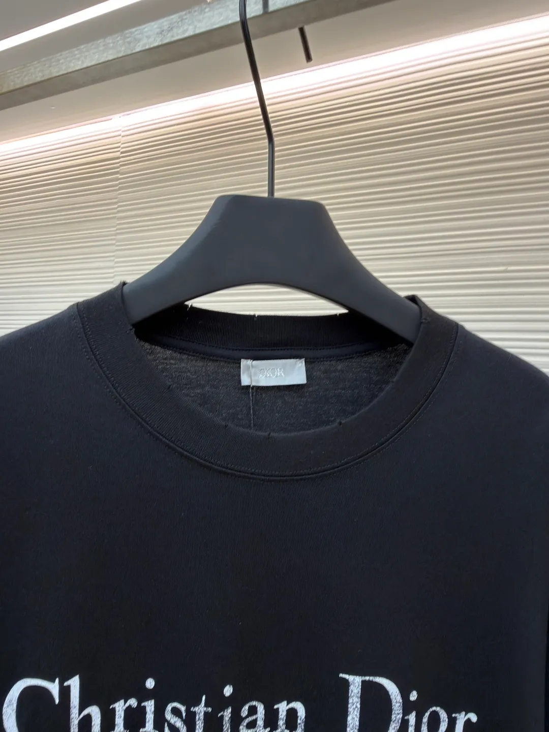 Dior letter logo printed short-sleeved T-shirt ●Authentic product: purchased and developed by 7309 ●Item number: 1680132-A05 ●Fabric: knitted fabric ●Technology: Printing production ●Version: Fitted version ●Weight: about 230 grams ●Size: XS-S-M-L ●Description: Customized black cotton jersey fabric, made in Italy, printed with Christian Dior Couture letter logo on the front panel, customized signature rib collar, cuffs The hem is double-layered and has ultra-high-density wiring, making it truly a 1:1 copy that can be viewed with eyes closed. The overall wiring is straight and delicate, the fabric is comfortable and soft, and the color is consistent without color difference. It can be matched with the same style to create a fashionable look and control various occasions. Customized accessories, complete with three standards, same style for men and women!