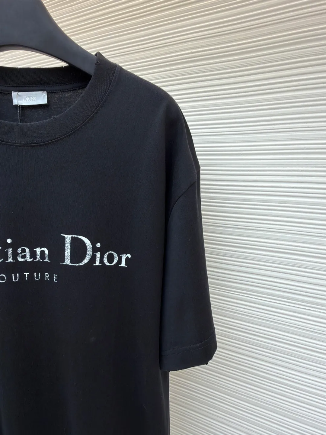 Dior letter logo printed short-sleeved T-shirt ●Authentic product: purchased and developed by 7309 ●Item number: 1680132-A05 ●Fabric: knitted fabric ●Technology: Printing production ●Version: Fitted version ●Weight: about 230 grams ●Size: XS-S-M-L ●Description: Customized black cotton jersey fabric, made in Italy, printed with Christian Dior Couture letter logo on the front panel, customized signature rib collar, cuffs The hem is double-layered and has ultra-high-density wiring, making it truly a 1:1 copy that can be viewed with eyes closed. The overall wiring is straight and delicate, the fabric is comfortable and soft, and the color is consistent without color difference. It can be matched with the same style to create a fashionable look and control various occasions. Customized accessories, complete with three standards, same style for men and women!