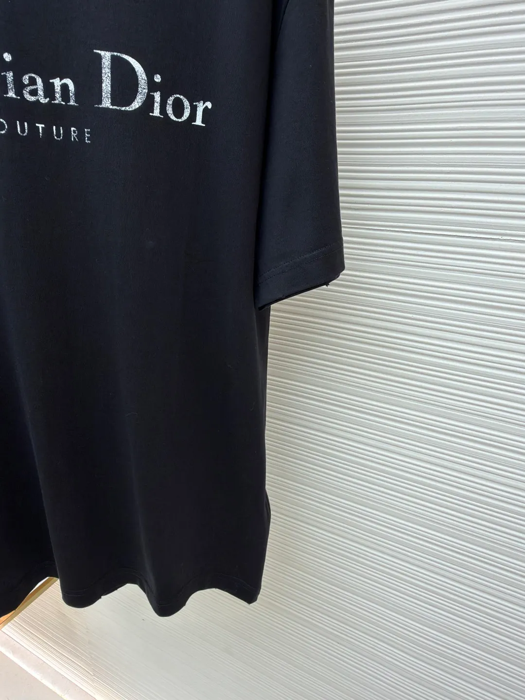 Dior letter logo printed short-sleeved T-shirt ●Authentic product: purchased and developed by 7309 ●Item number: 1680132-A05 ●Fabric: knitted fabric ●Technology: Printing production ●Version: Fitted version ●Weight: about 230 grams ●Size: XS-S-M-L ●Description: Customized black cotton jersey fabric, made in Italy, printed with Christian Dior Couture letter logo on the front panel, customized signature rib collar, cuffs The hem is double-layered and has ultra-high-density wiring, making it truly a 1:1 copy that can be viewed with eyes closed. The overall wiring is straight and delicate, the fabric is comfortable and soft, and the color is consistent without color difference. It can be matched with the same style to create a fashionable look and control various occasions. Customized accessories, complete with three standards, same style for men and women!