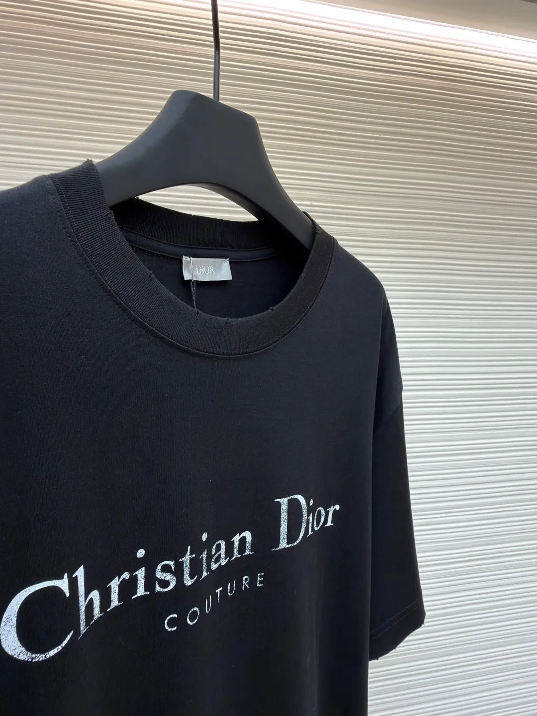 Dior letter logo printed short-sleeved T-shirt ●Authentic product: purchased and developed by 7309 ●Item number: 1680132-A05 ●Fabric: knitted fabric ●Technology: Printing production ●Version: Fitted version ●Weight: about 230 grams ●Size: XS-S-M-L ●Description: Customized black cotton jersey fabric, made in Italy, printed with Christian Dior Couture letter logo on the front panel, customized signature rib collar, cuffs The hem is double-layered and has ultra-high-density wiring, making it truly a 1:1 copy that can be viewed with eyes closed. The overall wiring is straight and delicate, the fabric is comfortable and soft, and the color is consistent without color difference. It can be matched with the same style to create a fashionable look and control various occasions. Customized accessories, complete with three standards, same style for men and women!