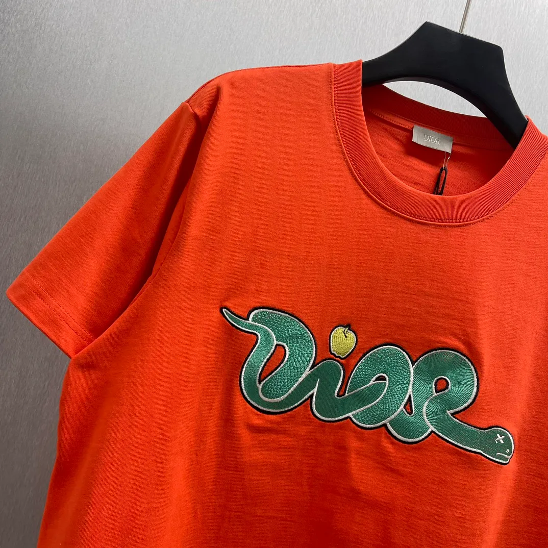 🅿️320 🧧CD 🐍Year Limited Colorful Embroidery🐍Short Sleeve Size: S-L This T-shirt is from the DIOR AND KAWVS limited series. Crafted from orange and red cotton jersey, it features green DIORAND KAWS embroidery on the chest and back, reinterpreting the Dior logo as a colorful snake. The hem highlights the contrasting design and can be paired with the limited collection of trousers for a stylish look.