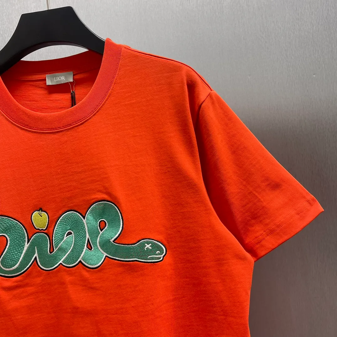 🅿️320 🧧CD 🐍Year Limited Colorful Embroidery🐍Short Sleeve Size: S-L This T-shirt is from the DIOR AND KAWVS limited series. Crafted from orange and red cotton jersey, it features green DIORAND KAWS embroidery on the chest and back, reinterpreting the Dior logo as a colorful snake. The hem highlights the contrasting design and can be paired with the limited collection of trousers for a stylish look.