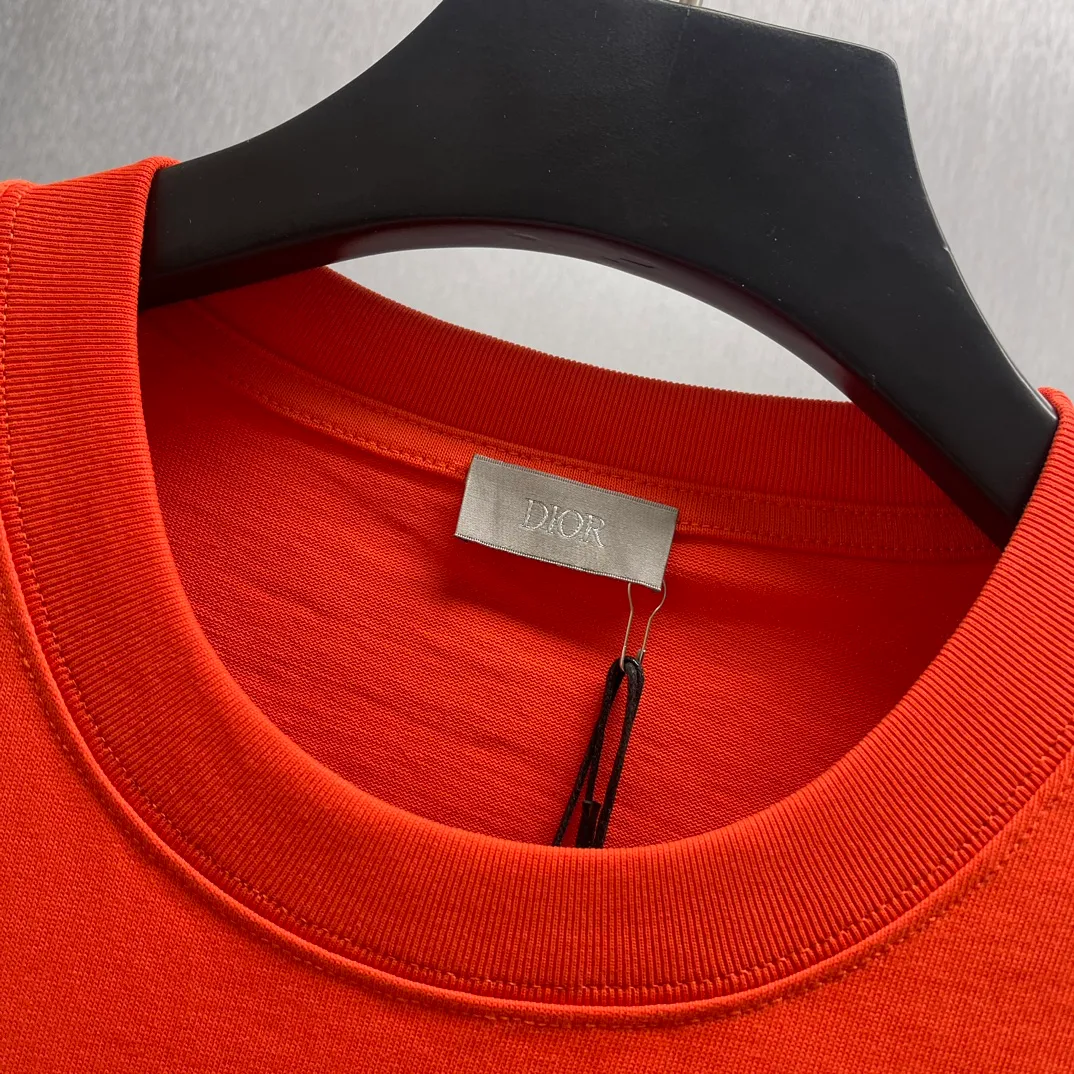 🅿️320 🧧CD 🐍Year Limited Colorful Embroidery🐍Short Sleeve Size: S-L This T-shirt is from the DIOR AND KAWVS limited series. Crafted from orange and red cotton jersey, it features green DIORAND KAWS embroidery on the chest and back, reinterpreting the Dior logo as a colorful snake. The hem highlights the contrasting design and can be paired with the limited collection of trousers for a stylish look.
