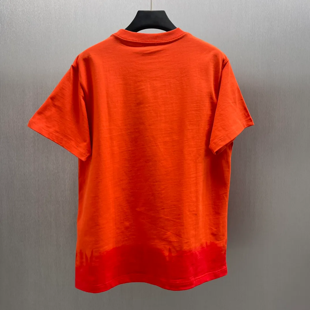 🅿️320 🧧CD 🐍Year Limited Colorful Embroidery🐍Short Sleeve Size: S-L This T-shirt is from the DIOR AND KAWVS limited series. Crafted from orange and red cotton jersey, it features green DIORAND KAWS embroidery on the chest and back, reinterpreting the Dior logo as a colorful snake. The hem highlights the contrasting design and can be paired with the limited collection of trousers for a stylish look.