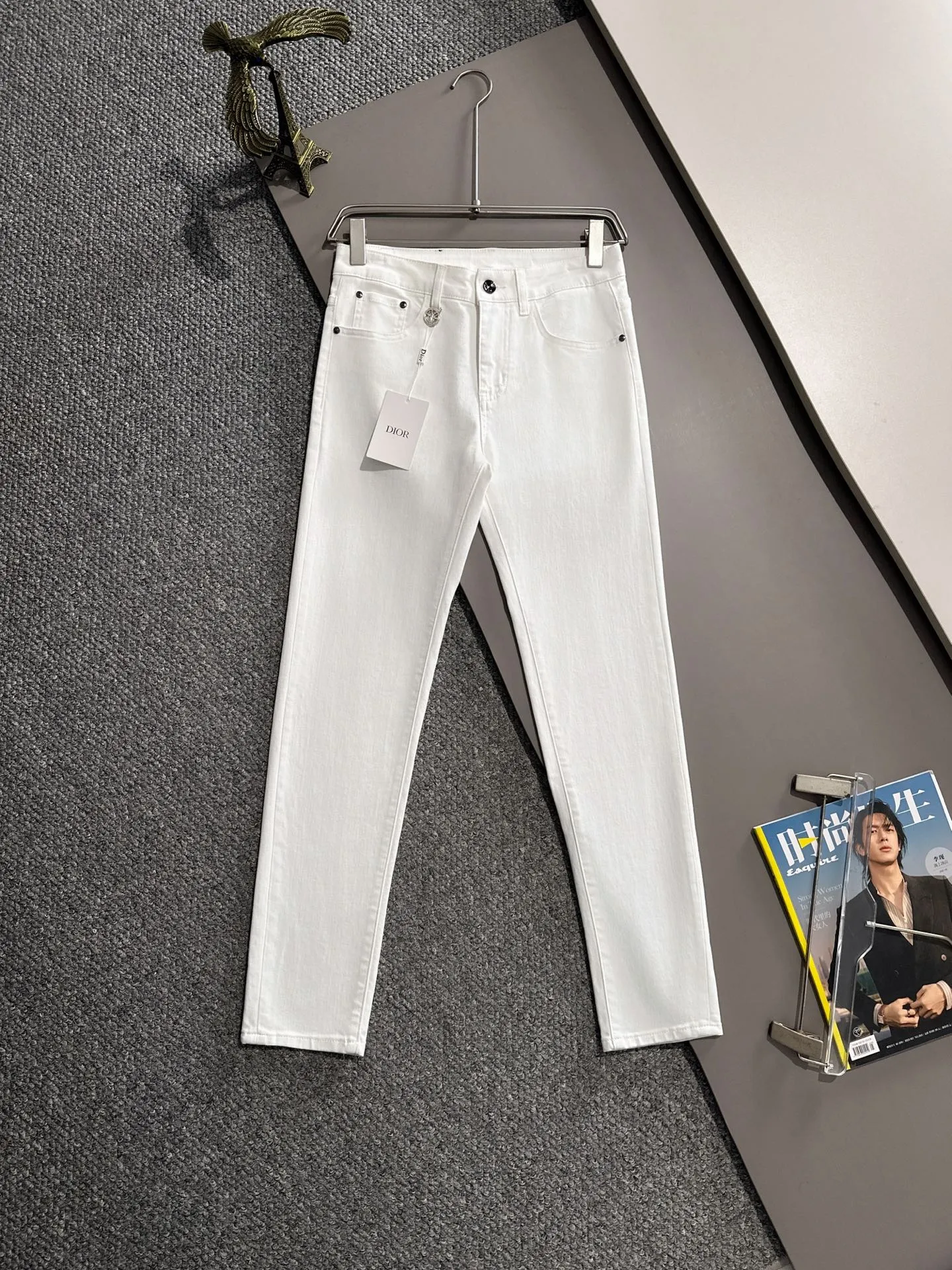 🅿️400 Dior’s new 2025 four-season hot brick pocket slim-fit jeans trousers are woven from imported Japanese Denim plain cotton denim fabric. They are complete with three standards, simple yet elegant, soft, delicate and comfortable, and the upper body is versatile and fashionable! Light luxury, a must-have item for daily commuting! Code number: 28-40 (please state your height and weight when placing an order)