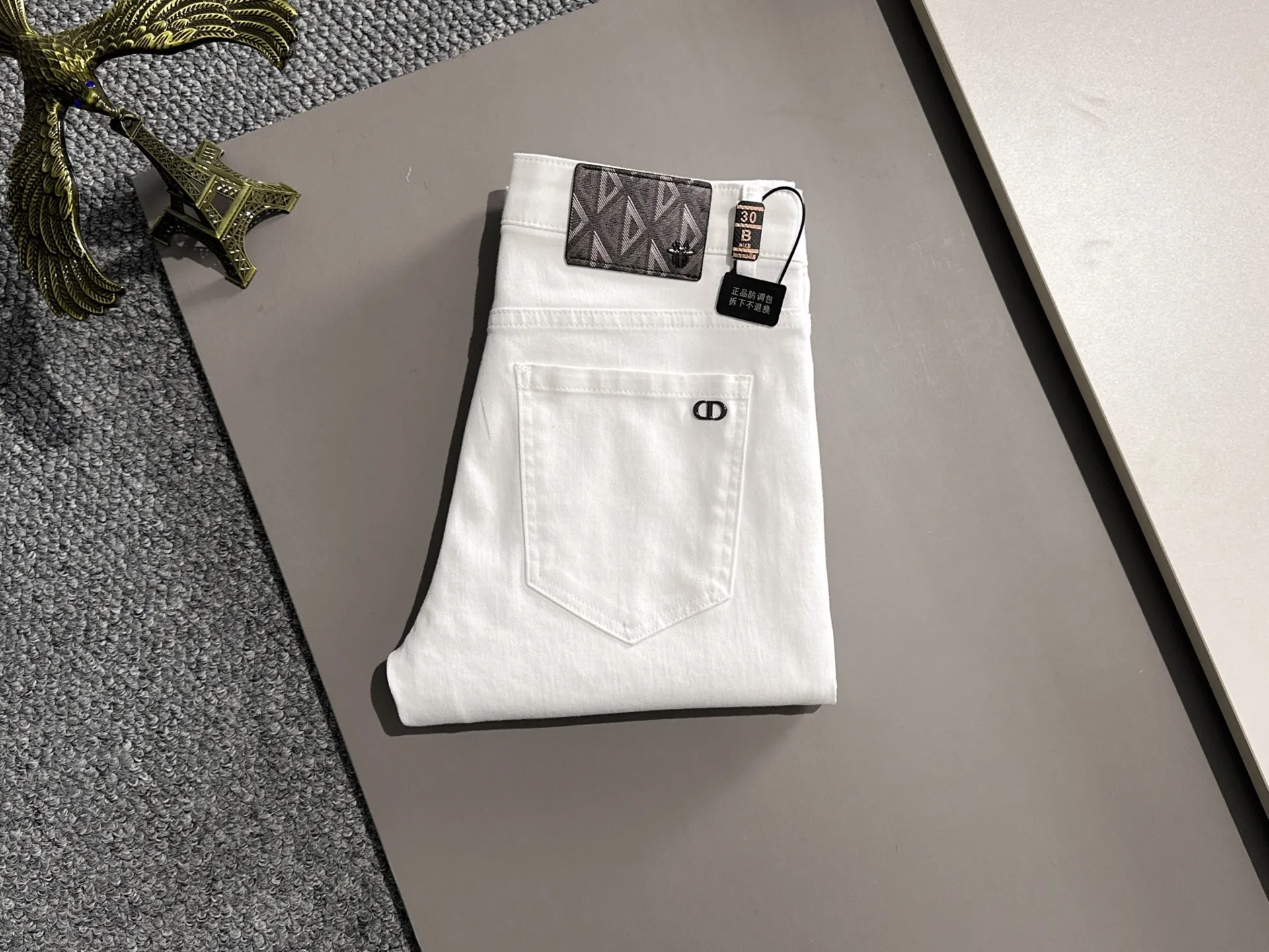 🅿️400 Dior’s new 2025 four-season hot brick pocket slim-fit jeans trousers are woven from imported Japanese Denim plain cotton denim fabric. They are complete with three standards, simple yet elegant, soft, delicate and comfortable, and the upper body is versatile and fashionable! Light luxury, a must-have item for daily commuting! Code number: 28-40 (please state your height and weight when placing an order)