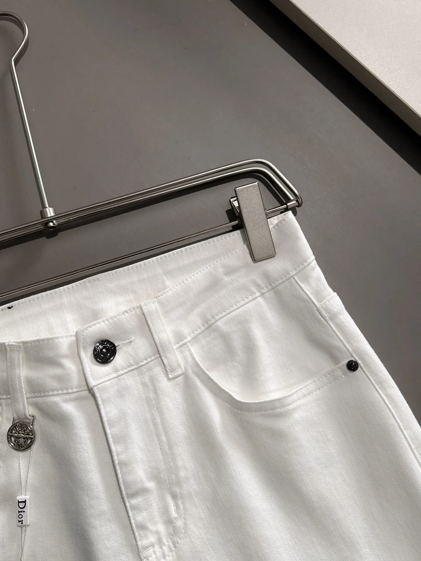 🅿️400 Dior’s new 2025 four-season hot brick pocket slim-fit jeans trousers are woven from imported Japanese Denim plain cotton denim fabric. They are complete with three standards, simple yet elegant, soft, delicate and comfortable, and the upper body is versatile and fashionable! Light luxury, a must-have item for daily commuting! Code number: 28-40 (please state your height and weight when placing an order)