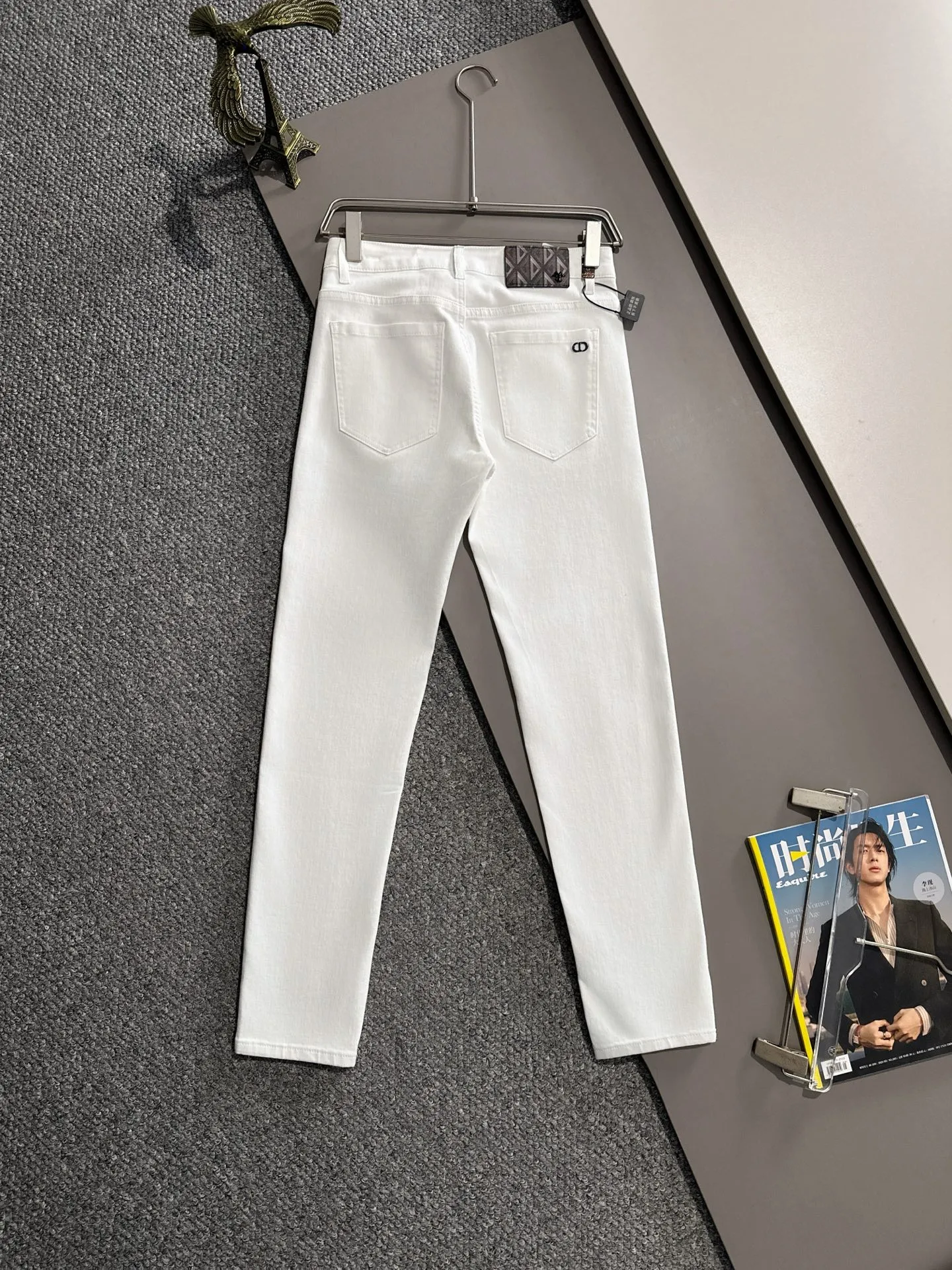 🅿️400 Dior’s new 2025 four-season hot brick pocket slim-fit jeans trousers are woven from imported Japanese Denim plain cotton denim fabric. They are complete with three standards, simple yet elegant, soft, delicate and comfortable, and the upper body is versatile and fashionable! Light luxury, a must-have item for daily commuting! Code number: 28-40 (please state your height and weight when placing an order)