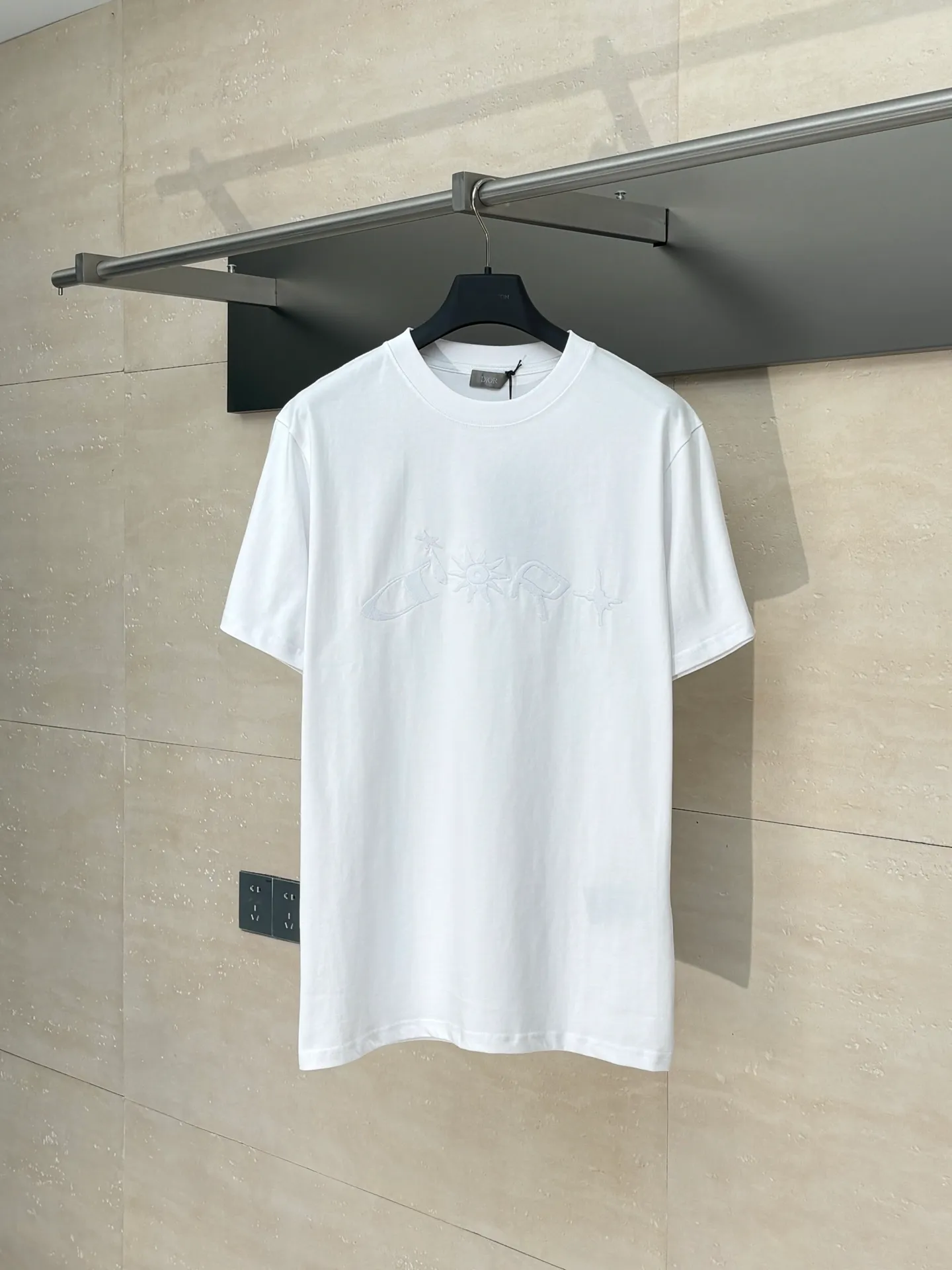 🅿️256 Dio*/Dior 25Ss new embroidered round neck letter short-sleeved T-shirt. Customized 100% cotton material, breathable and comfortable, full texture. Loose short-sleeved T-shirt cut, highlighting the brand style. The large chest embroidery process restores the shape of floral letters and sun patterns. Simple and elegant, the brand’s own fashion sense is immediately present. Create an age-reducing style as you like, and look stylish when worn alone. Size: S/M/L/XL