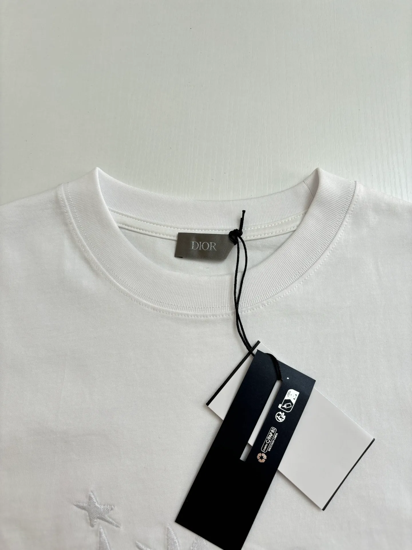 🅿️256 Dio*/Dior 25Ss new embroidered round neck letter short-sleeved T-shirt. Customized 100% cotton material, breathable and comfortable, full texture. Loose short-sleeved T-shirt cut, highlighting the brand style. The large chest embroidery process restores the shape of floral letters and sun patterns. Simple and elegant, the brand’s own fashion sense is immediately present. Create an age-reducing style as you like, and look stylish when worn alone. Size: S/M/L/XL