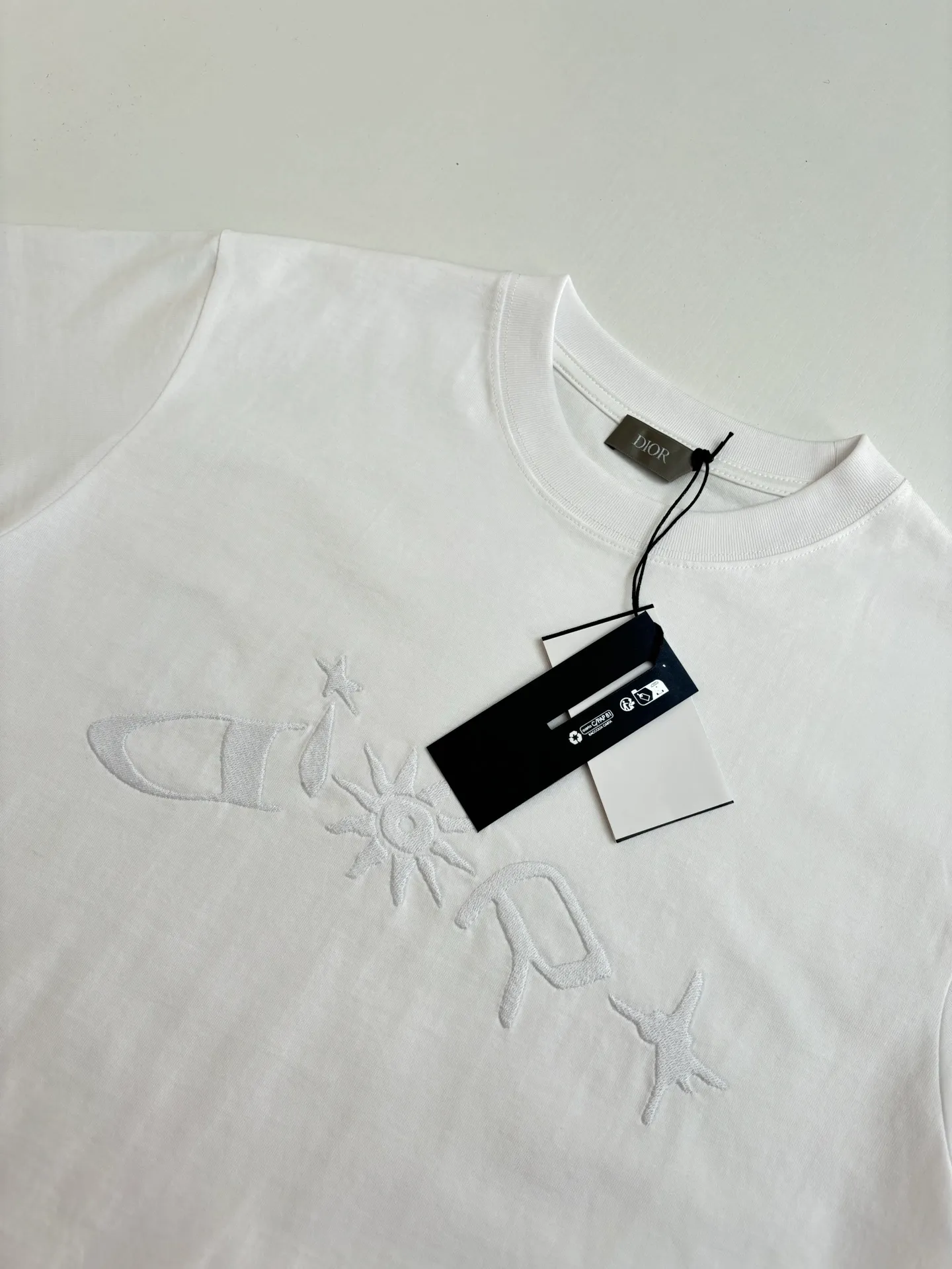 🅿️256 Dio*/Dior 25Ss new embroidered round neck letter short-sleeved T-shirt. Customized 100% cotton material, breathable and comfortable, full texture. Loose short-sleeved T-shirt cut, highlighting the brand style. The large chest embroidery process restores the shape of floral letters and sun patterns. Simple and elegant, the brand’s own fashion sense is immediately present. Create an age-reducing style as you like, and look stylish when worn alone. Size: S/M/L/XL