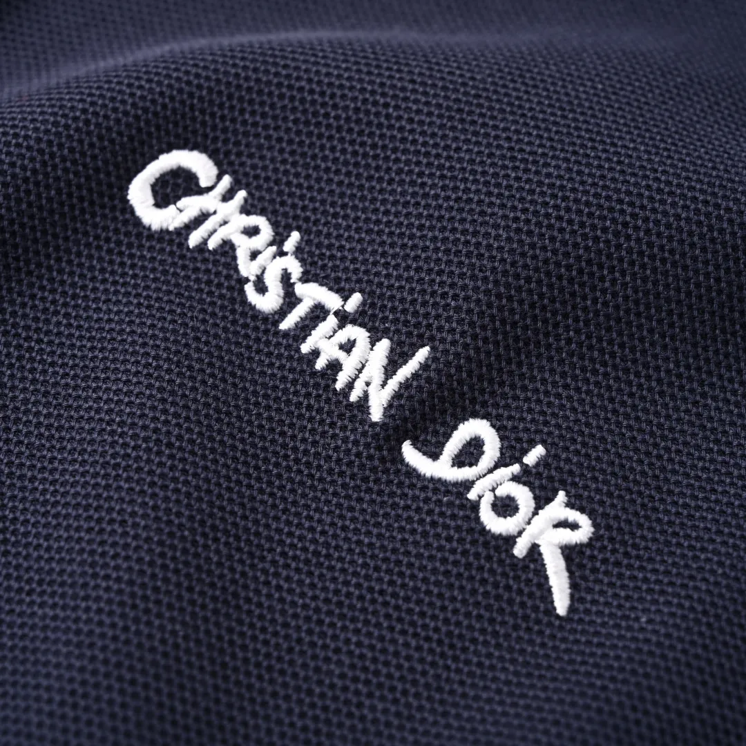 🅿️350 (Higher version) DIOR Dior CD four-color cursive embroidered letters short-sleeved POLO shirt. Original custom-made 200g cotton vermilion fabric, thread dyed to match the original. The imported machine embroidery process makes the letter logo show a delicate and exquisite effect, enhancing the decorative effect. Use an embroidery machine to embroider the designed letter logo onto the patch. Upright and stylish upper body Color: black, white, navy blue, floral gray Size: S-L