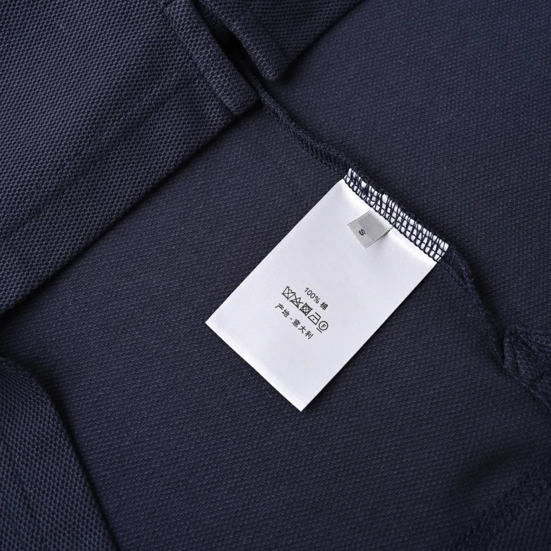 🅿️350 (Higher version) DIOR Dior CD four-color cursive embroidered letters short-sleeved POLO shirt. Original custom-made 200g cotton vermilion fabric, thread dyed to match the original. The imported machine embroidery process makes the letter logo show a delicate and exquisite effect, enhancing the decorative effect. Use an embroidery machine to embroider the designed letter logo onto the patch. Upright and stylish upper body Color: black, white, navy blue, floral gray Size: S-L