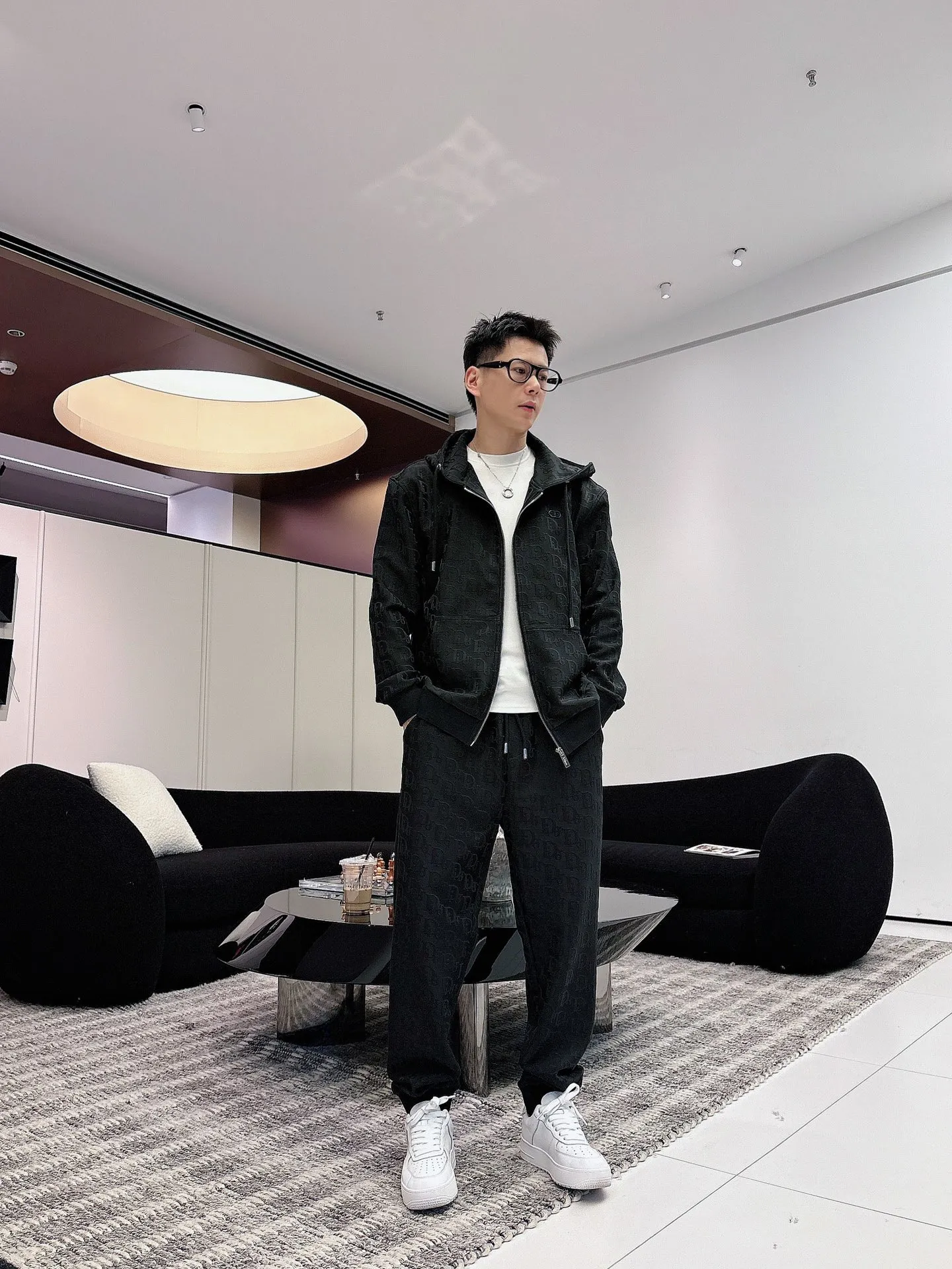 🅿️720 [DIOR] Hot-selling suit is coming. Focus on the original version of the official website. 2025 new hot-selling cardigan and sweatshirt suit. The original order is the best. 🇭🇰The meticulous work of top designers. Just for a fitting and perfect upper body effect. All-natural high-quality Tencel Roman cotton 100%, close-fitting comfort, noble and elegant! Original hardware embodies elegance and nobility! Counter size: M-3XL (maximum wear up to 190 pounds)