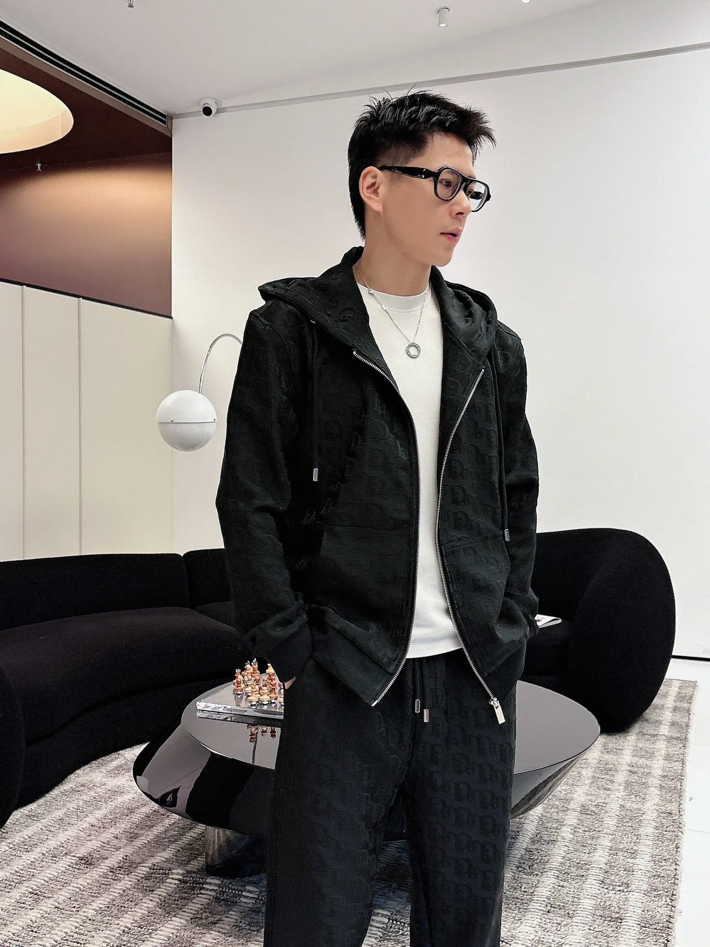 🅿️720 [DIOR] Hot-selling suit is coming. Focus on the original version of the official website. 2025 new hot-selling cardigan and sweatshirt suit. The original order is the best. 🇭🇰The meticulous work of top designers. Just for a fitting and perfect upper body effect. All-natural high-quality Tencel Roman cotton 100%, close-fitting comfort, noble and elegant! Original hardware embodies elegance and nobility! Counter size: M-3XL (maximum wear up to 190 pounds)