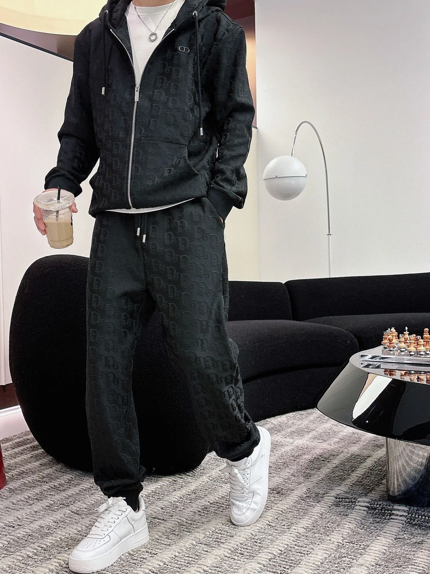 🅿️720 [DIOR] Hot-selling suit is coming. Focus on the original version of the official website. 2025 new hot-selling cardigan and sweatshirt suit. The original order is the best. 🇭🇰The meticulous work of top designers. Just for a fitting and perfect upper body effect. All-natural high-quality Tencel Roman cotton 100%, close-fitting comfort, noble and elegant! Original hardware embodies elegance and nobility! Counter size: M-3XL (maximum wear up to 190 pounds)