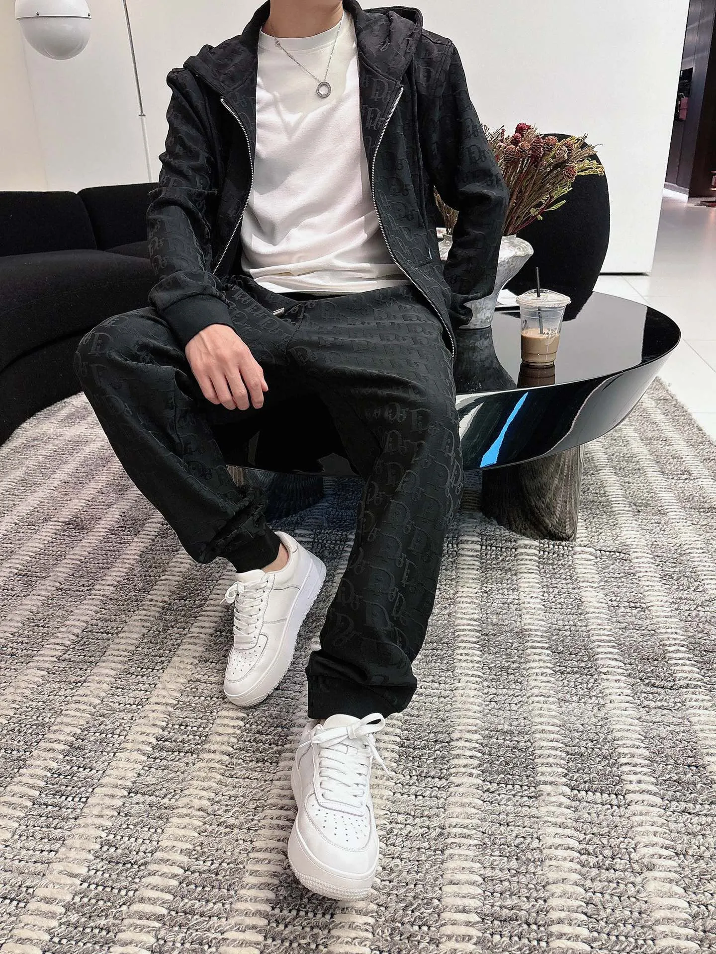 🅿️720 [DIOR] Hot-selling suit is coming. Focus on the original version of the official website. 2025 new hot-selling cardigan and sweatshirt suit. The original order is the best. 🇭🇰The meticulous work of top designers. Just for a fitting and perfect upper body effect. All-natural high-quality Tencel Roman cotton 100%, close-fitting comfort, noble and elegant! Original hardware embodies elegance and nobility! Counter size: M-3XL (maximum wear up to 190 pounds)