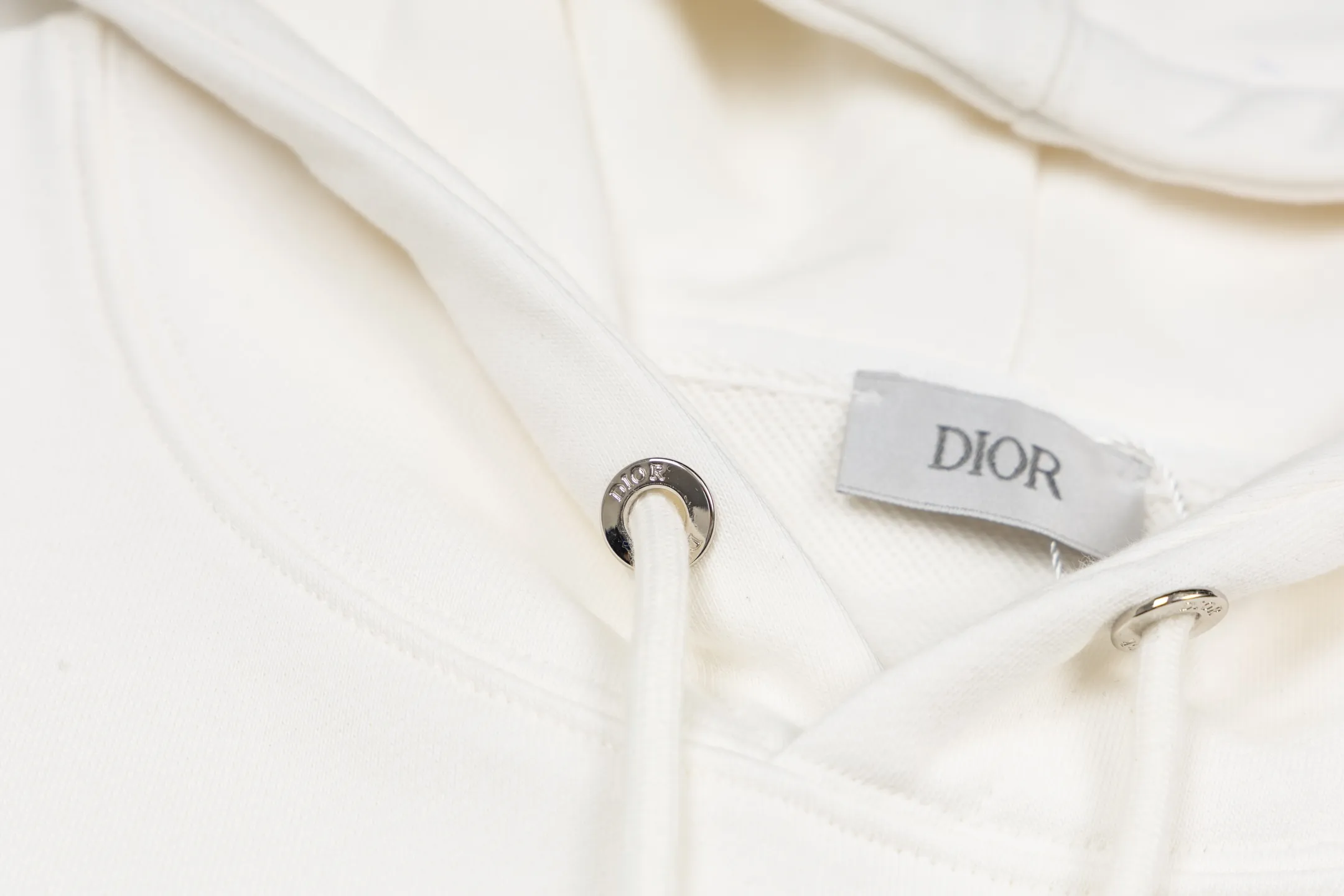 🅿️360 CD Logo Embroidered Hooded Sweatshirt (White) The original version was purchased and developed for 13,066 yuan. The fabric is made of high-quality white cotton fleece fabric, which is soft and comfortable to the touch. The delicate tonal CD Icon embroidery on the chest is low-key and elegant, highlighting the brand details. The drawstring hood design is paired with metal accessories engraved with the Dior logo to enhance the overall texture. The practical kangaroo pocket on the front is as beautiful as it is practical. Ribbed cuffs and hem ensure comfort while maintaining a structured silhouette. 100% cotton material brings excellent breathability and skin-friendly experience. The regular fit has a neat cut and is easy to match with a variety of bottoms. Exquisite embroidery technology and delicate fabric processing complement each other, reflecting Dior's consistent meticulous workmanship. This sweatshirt is the perfect blend of athleisure and haute couture, making it ideal for everyday style. Size:S-M-L-XL