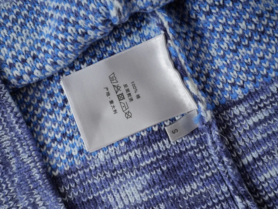 🅿️250 CD 2023 New Presbyopia Knitted Jacquard Vest Jay Chou's Same Style Blue Wool Fabric Oblique Printing Instructions This sleeveless sweater incorporates the D1or classic logo to reinterpret the classic sweater.  Crafted from blue wool jacquard, it's enhanced with the classic Oblique print all over. The comfortable fit with ribbed trim details makes it easy to put on and layer with a D1or T-shirt or shirt for an effortless yet stylish look. Oblique print throughout Ribbed crew neck and hem Sleeveless 100% virgin wool* Made in Italy Size: XS S M L
