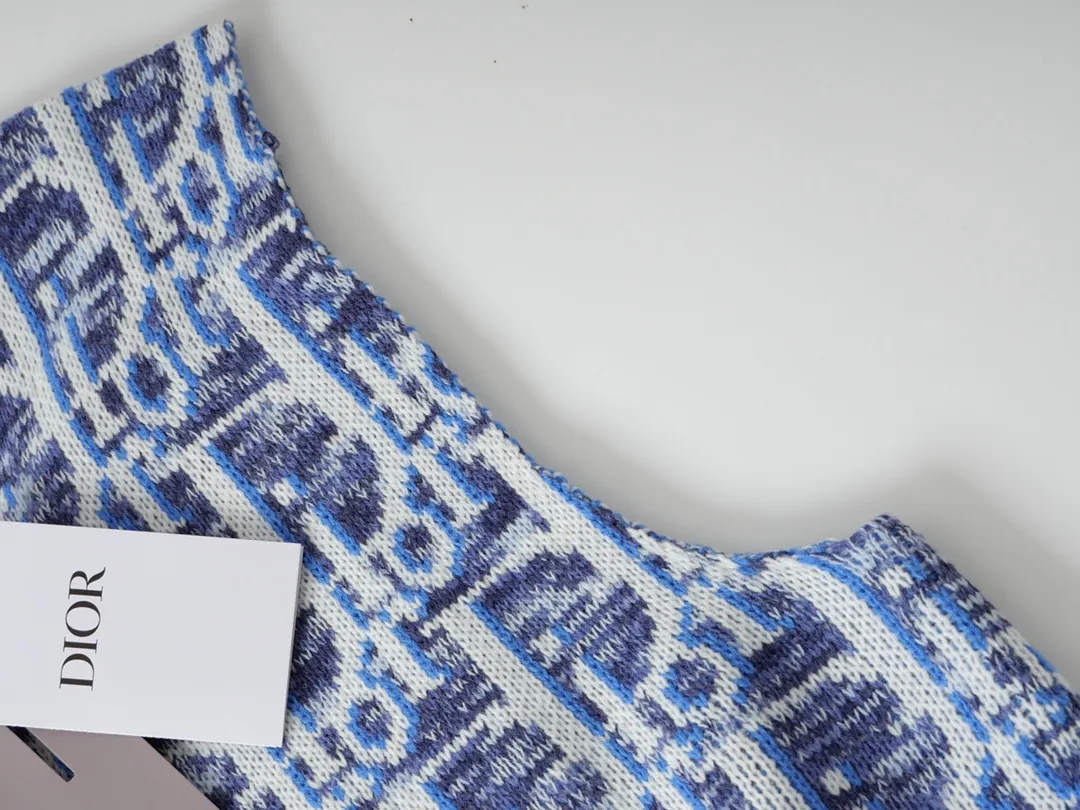 🅿️250 CD 2023 New Presbyopia Knitted Jacquard Vest Jay Chou's Same Style Blue Wool Fabric Oblique Printing Instructions This sleeveless sweater incorporates the D1or classic logo to reinterpret the classic sweater.  Crafted from blue wool jacquard, it's enhanced with the classic Oblique print all over. The comfortable fit with ribbed trim details makes it easy to put on and layer with a D1or T-shirt or shirt for an effortless yet stylish look. Oblique print throughout Ribbed crew neck and hem Sleeveless 100% virgin wool* Made in Italy Size: XS S M L