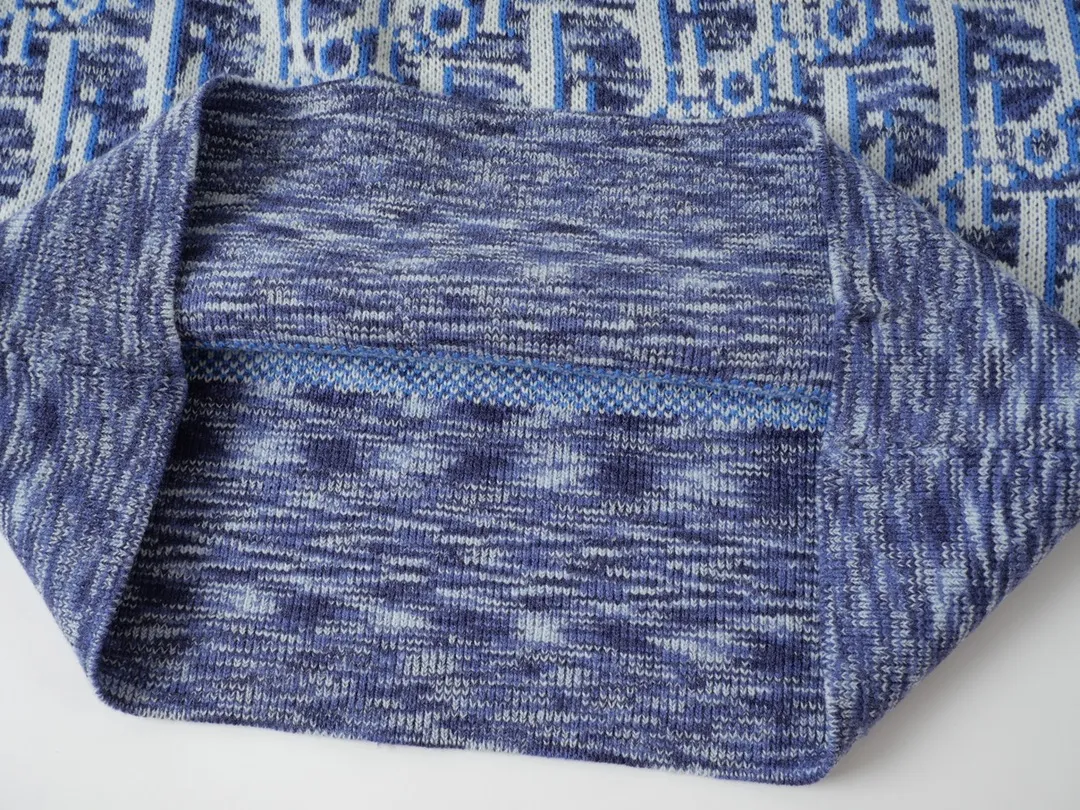 🅿️250 CD 2023 New Presbyopia Knitted Jacquard Vest Jay Chou's Same Style Blue Wool Fabric Oblique Printing Instructions This sleeveless sweater incorporates the D1or classic logo to reinterpret the classic sweater.  Crafted from blue wool jacquard, it's enhanced with the classic Oblique print all over. The comfortable fit with ribbed trim details makes it easy to put on and layer with a D1or T-shirt or shirt for an effortless yet stylish look. Oblique print throughout Ribbed crew neck and hem Sleeveless 100% virgin wool* Made in Italy Size: XS S M L