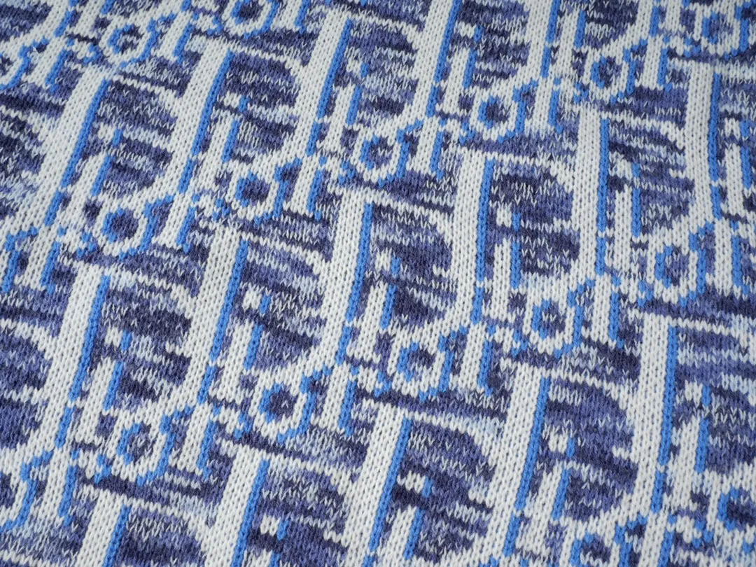 🅿️250 CD 2023 New Presbyopia Knitted Jacquard Vest Jay Chou's Same Style Blue Wool Fabric Oblique Printing Instructions This sleeveless sweater incorporates the D1or classic logo to reinterpret the classic sweater.  Crafted from blue wool jacquard, it's enhanced with the classic Oblique print all over. The comfortable fit with ribbed trim details makes it easy to put on and layer with a D1or T-shirt or shirt for an effortless yet stylish look. Oblique print throughout Ribbed crew neck and hem Sleeveless 100% virgin wool* Made in Italy Size: XS S M L