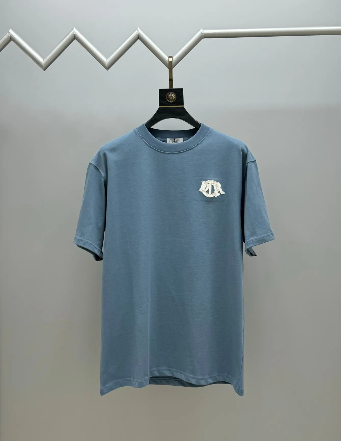 🅿️220 (top version, different currency) will not be taken off the shelves all year round, sell with confidence. Style: Dior/DIO.R short-sleeved T-shirt. Fabric: 300g double yarn 100% cotton. Rib: 320g heavy Sorona 1*1 trendy brand. Craftsmanship: imported machine embroidery logo. Color: white blue apricot. Size: XS S M L. Gender-neutral. Same style for men and women.