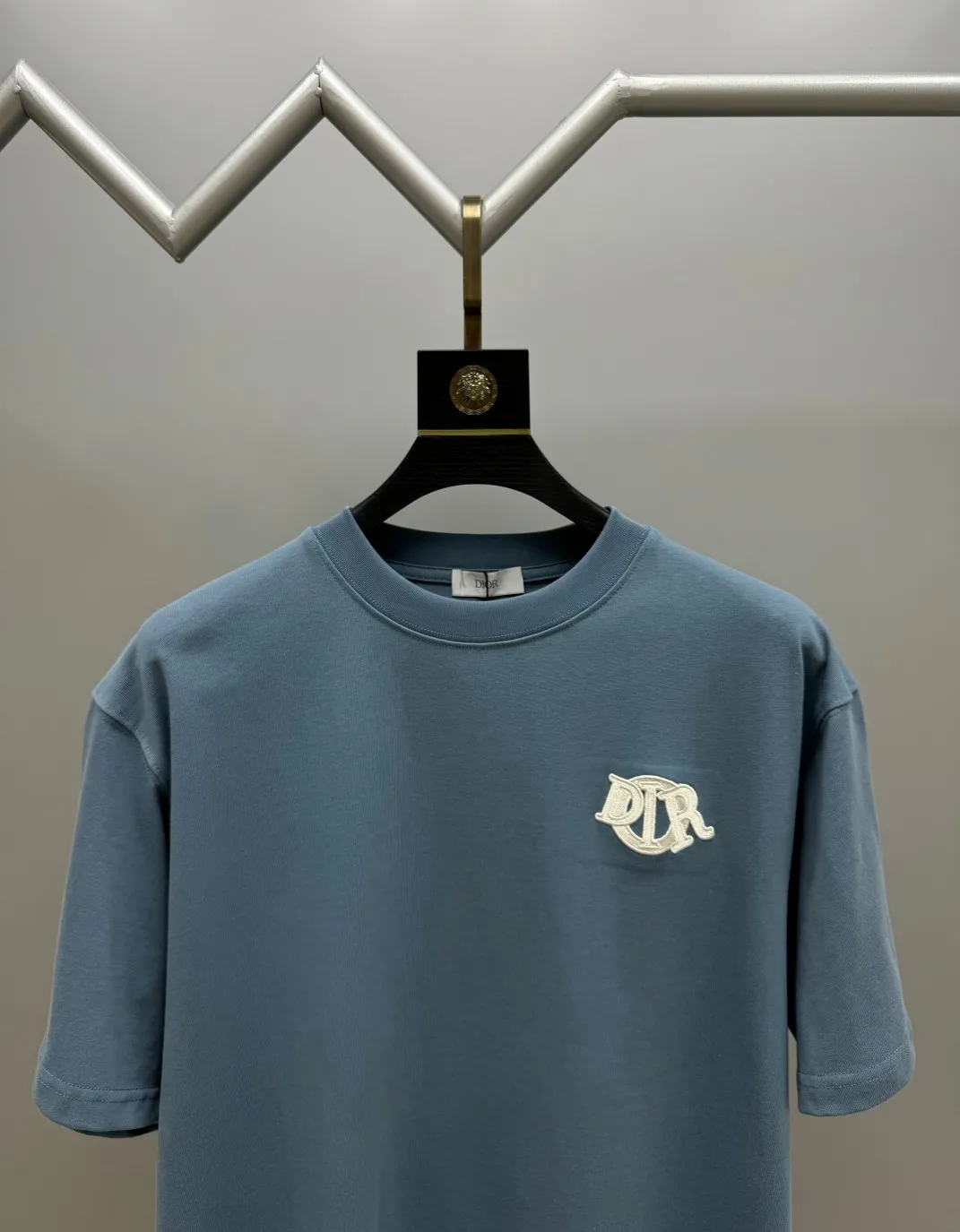 🅿️220 (top version, different currency) will not be taken off the shelves all year round, sell with confidence. Style: Dior/DIO.R short-sleeved T-shirt. Fabric: 300g double yarn 100% cotton. Rib: 320g heavy Sorona 1*1 trendy brand. Craftsmanship: imported machine embroidery logo. Color: white blue apricot. Size: XS S M L. Gender-neutral. Same style for men and women.