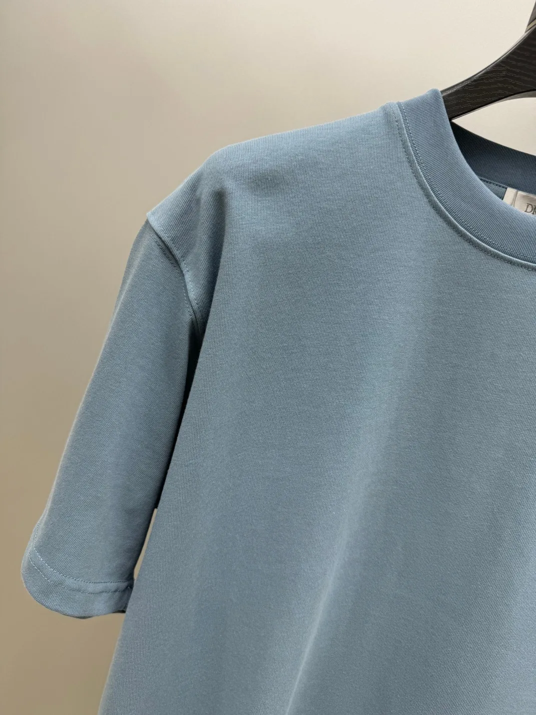 🅿️220 (top version, different currency) will not be taken off the shelves all year round, sell with confidence. Style: Dior/DIO.R short-sleeved T-shirt. Fabric: 300g double yarn 100% cotton. Rib: 320g heavy Sorona 1*1 trendy brand. Craftsmanship: imported machine embroidery logo. Color: white blue apricot. Size: XS S M L. Gender-neutral. Same style for men and women.