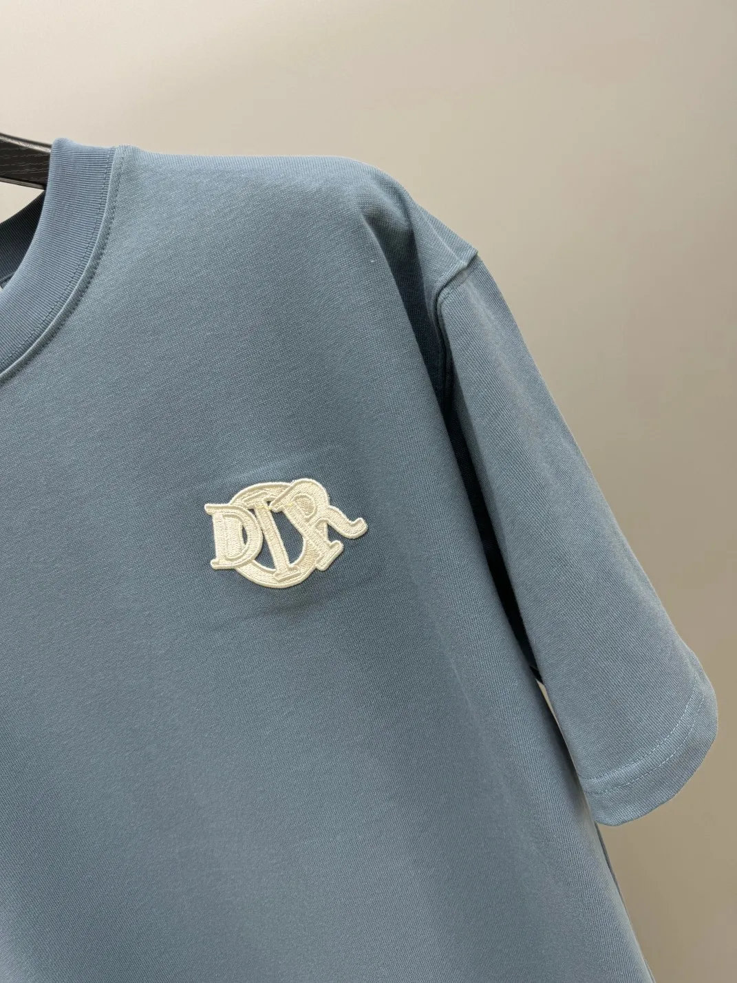 🅿️220 (top version, different currency) will not be taken off the shelves all year round, sell with confidence. Style: Dior/DIO.R short-sleeved T-shirt. Fabric: 300g double yarn 100% cotton. Rib: 320g heavy Sorona 1*1 trendy brand. Craftsmanship: imported machine embroidery logo. Color: white blue apricot. Size: XS S M L. Gender-neutral. Same style for men and women.