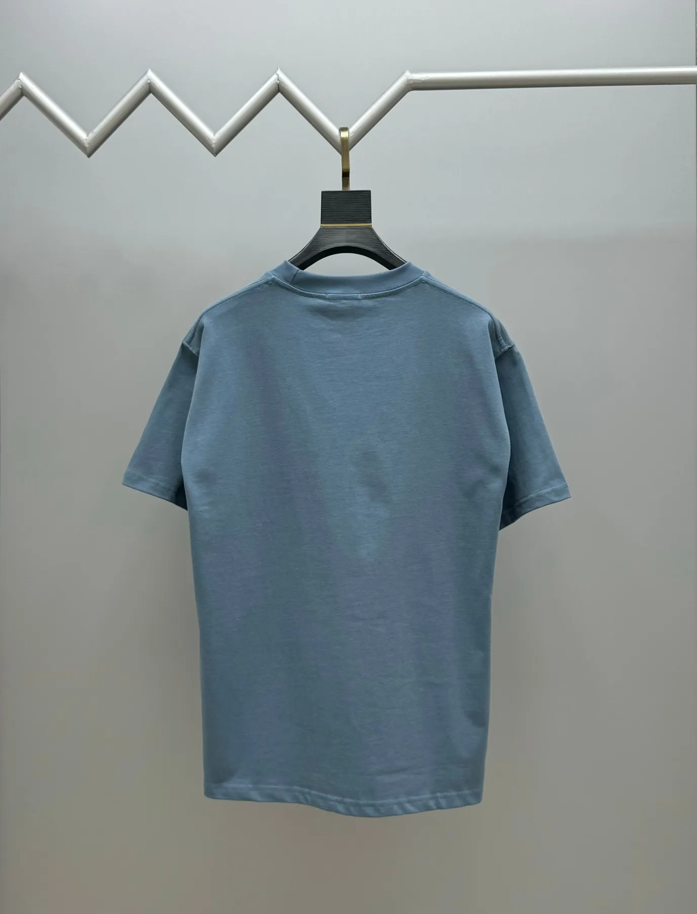 🅿️220 (top version, different currency) will not be taken off the shelves all year round, sell with confidence. Style: Dior/DIO.R short-sleeved T-shirt. Fabric: 300g double yarn 100% cotton. Rib: 320g heavy Sorona 1*1 trendy brand. Craftsmanship: imported machine embroidery logo. Color: white blue apricot. Size: XS S M L. Gender-neutral. Same style for men and women.