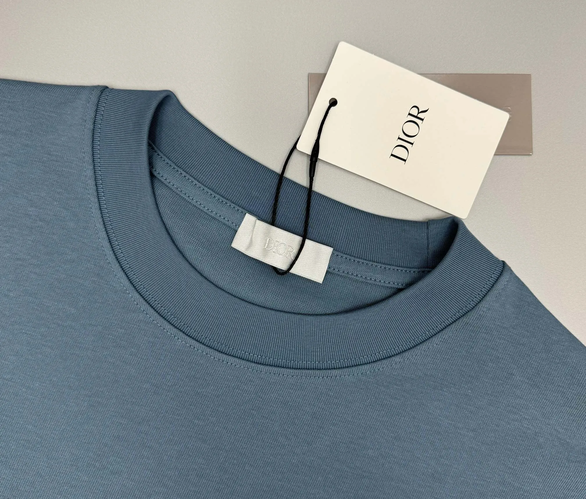 🅿️220 (top version, different currency) will not be taken off the shelves all year round, sell with confidence. Style: Dior/DIO.R short-sleeved T-shirt. Fabric: 300g double yarn 100% cotton. Rib: 320g heavy Sorona 1*1 trendy brand. Craftsmanship: imported machine embroidery logo. Color: white blue apricot. Size: XS S M L. Gender-neutral. Same style for men and women.